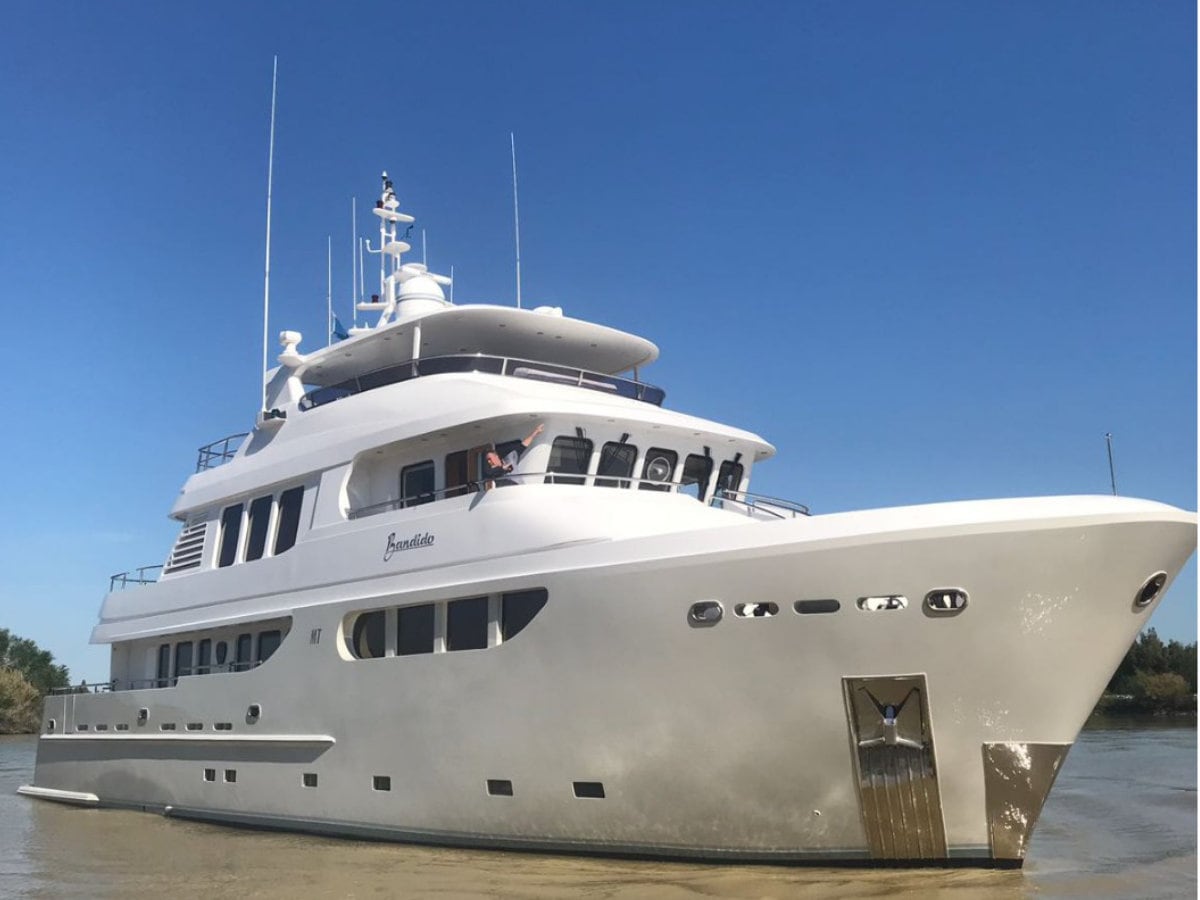 Así se ve el Bandido 90, el yate que alquiló Martín Insaurralde. (Foto:https://marbellaboatcharter.com)