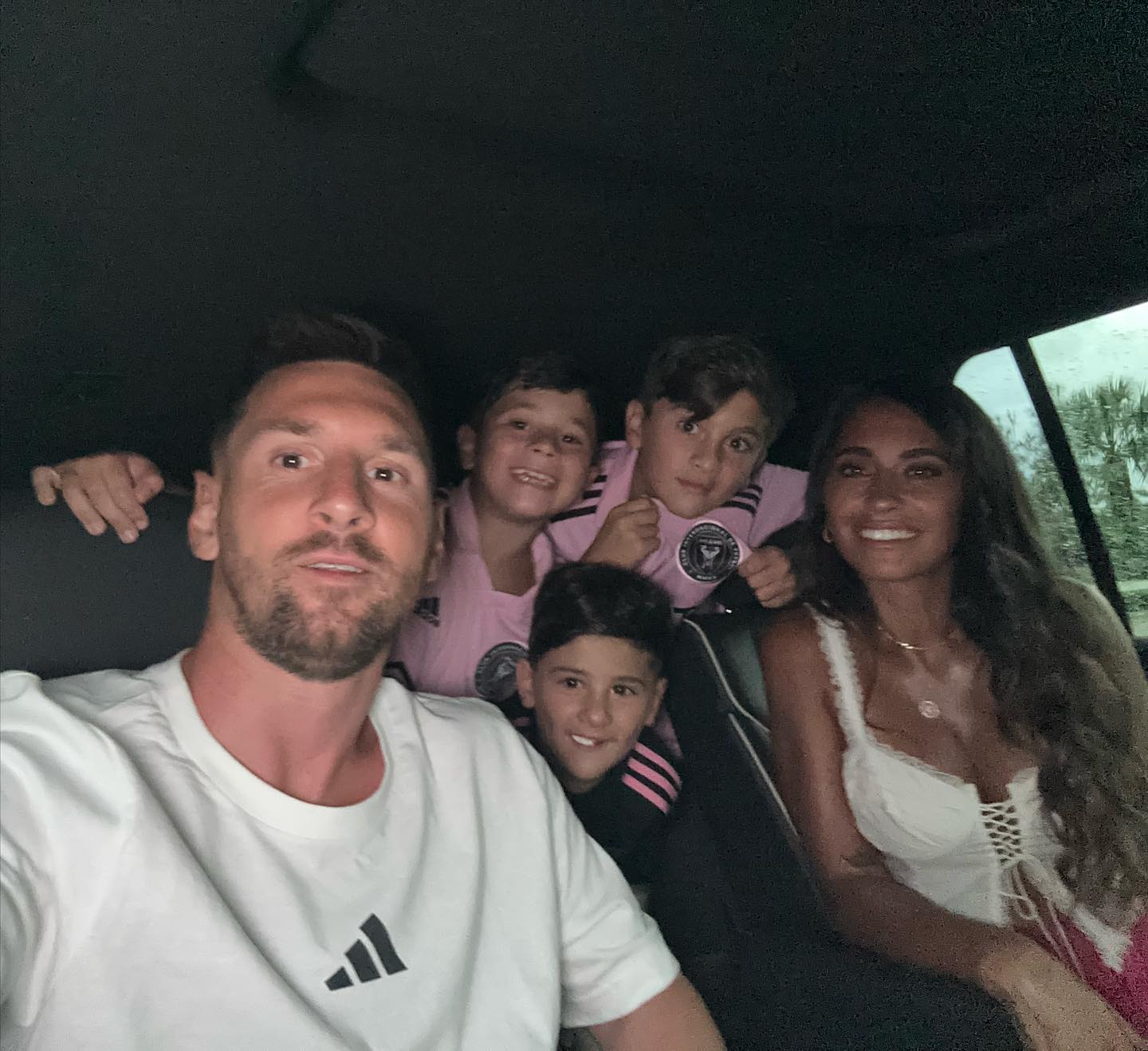 Lionel Messi, Antonela Roccuzzo y sus tres hijos, Thiago, Mateo y Ciro, viven en Miami desde julio del año pasado (Foto: Instagram @antonelaroccuzzo)