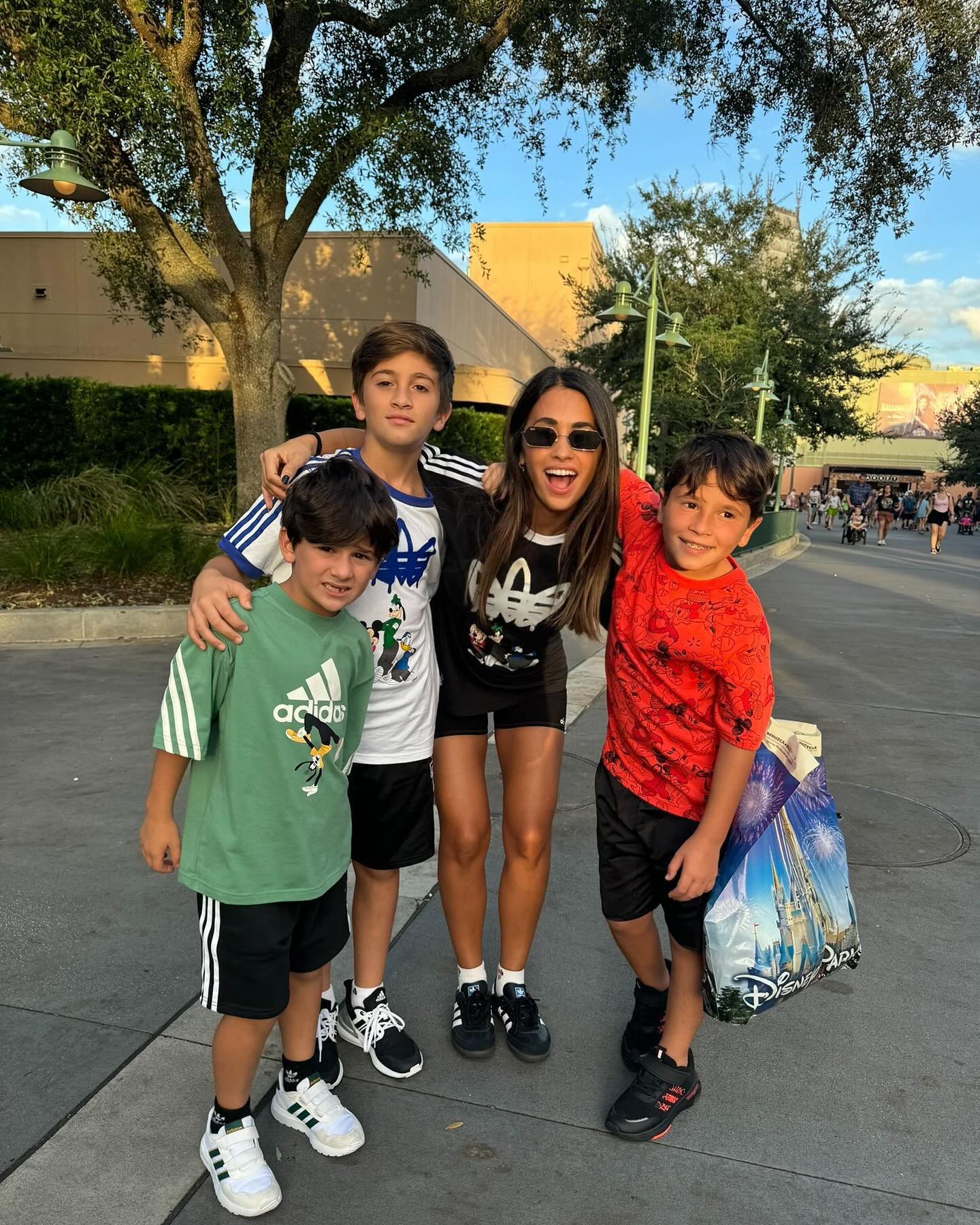 Ciro, Thiago, Antonela y Mateo pasaron el día en Magic Kingdom, el parque de Disney (Foto: Instagram @antonelaroccuzzo)