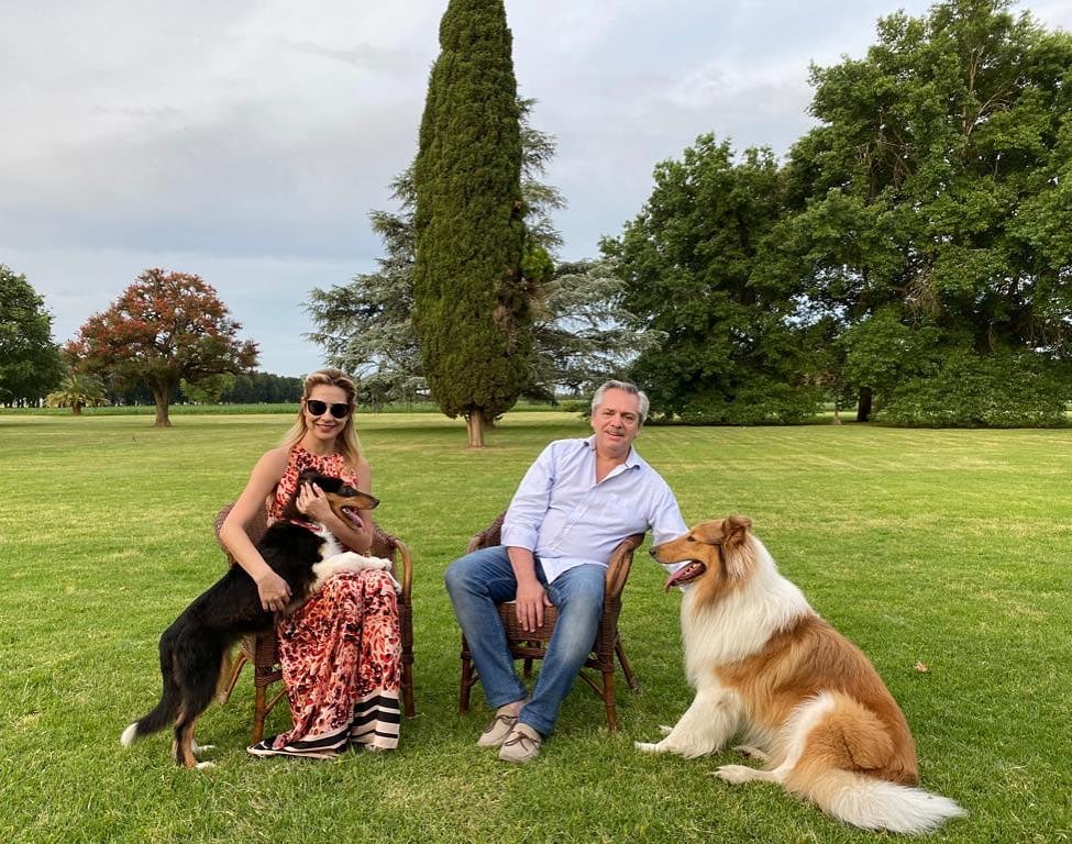 Fabiola Yañez y Alberto Fernández con Dylan y Prócer, el otro perro de la pareja, en Olivos