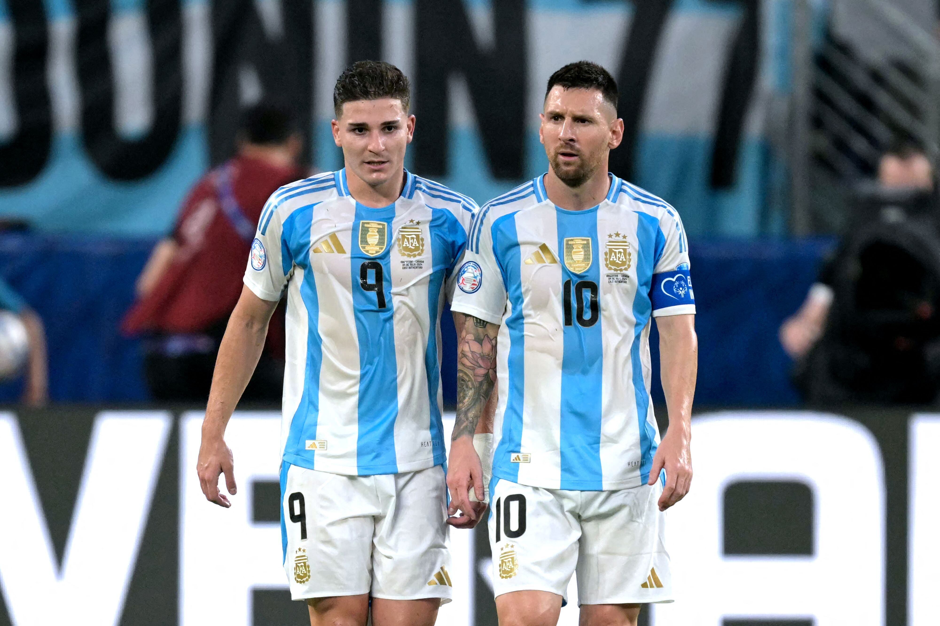 Julián Álvarez y Lionel Messi compartirían la delantera de la selección argentina este jueves, en el duelo ante Venezuela