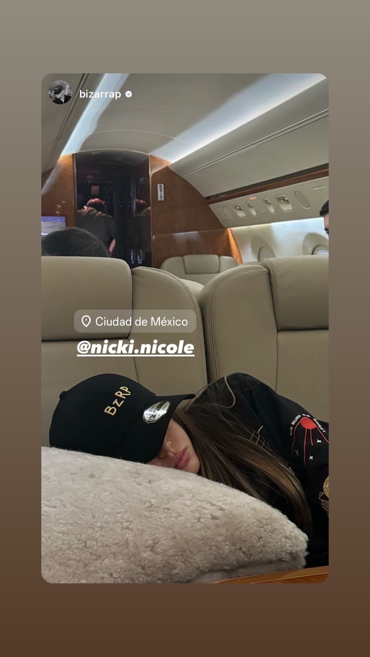 La foto que Bizarrap le tomó a Nicki Nicole en pleno vuelo a México