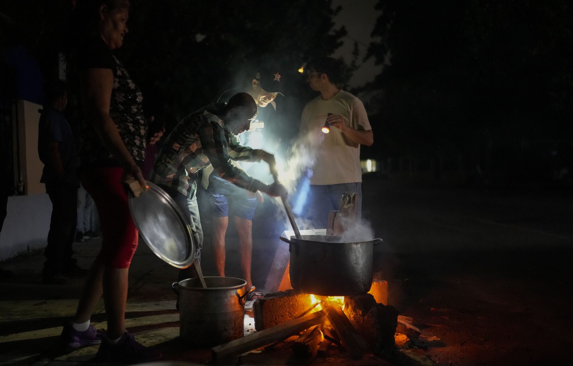 Cubanos hacen una sopa en una calle de La Habana (AP/Ramón Espinosa)