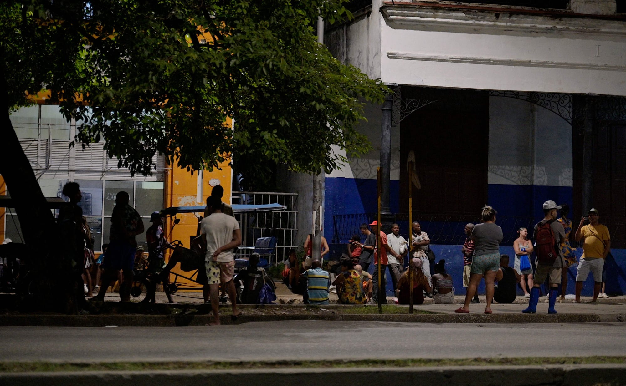 Cubanos hacen cola para comprar pan durante el segundo día de corte de luz