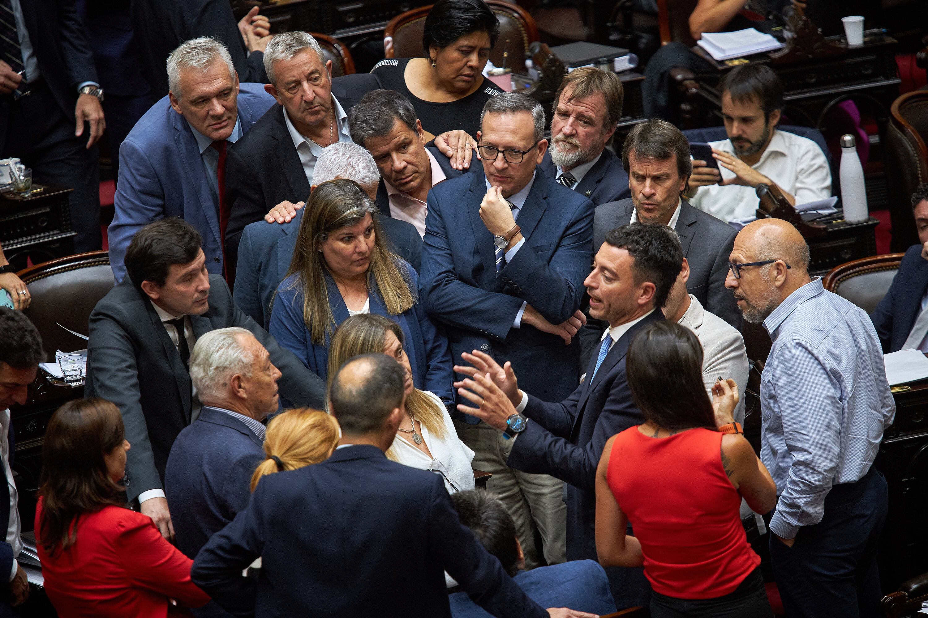 El bloque radical con De Loredo hablando momentos antes que el El proyecto de ley Bases y puntos de partida para la libertad de los argentinos volviera a comisión de la Cámara de Diputados. 