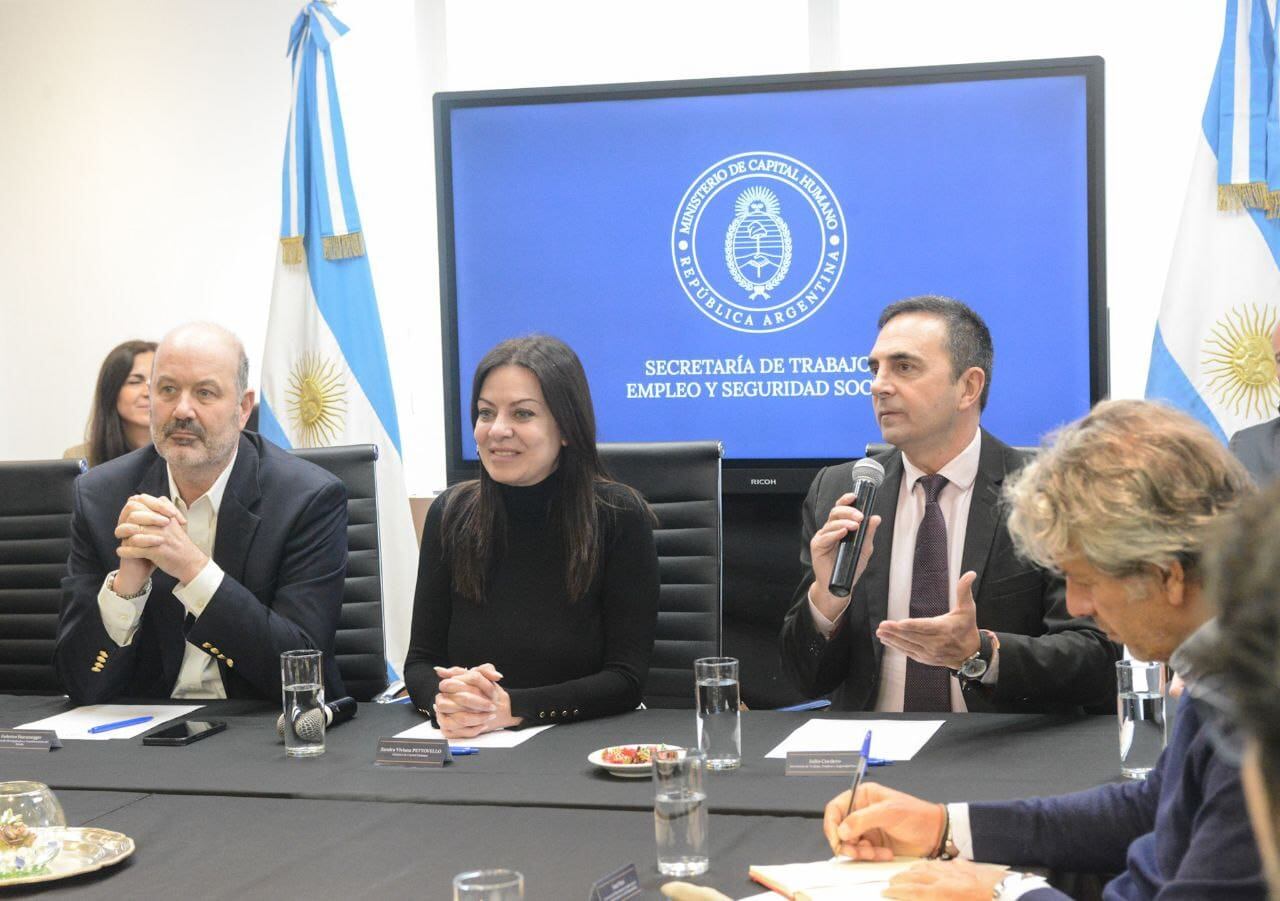 Federico Sturzenegger, Sandra Pettovello y Julio Cordero en la apertura del Diálogo Social con los empresarios y sin la CGT