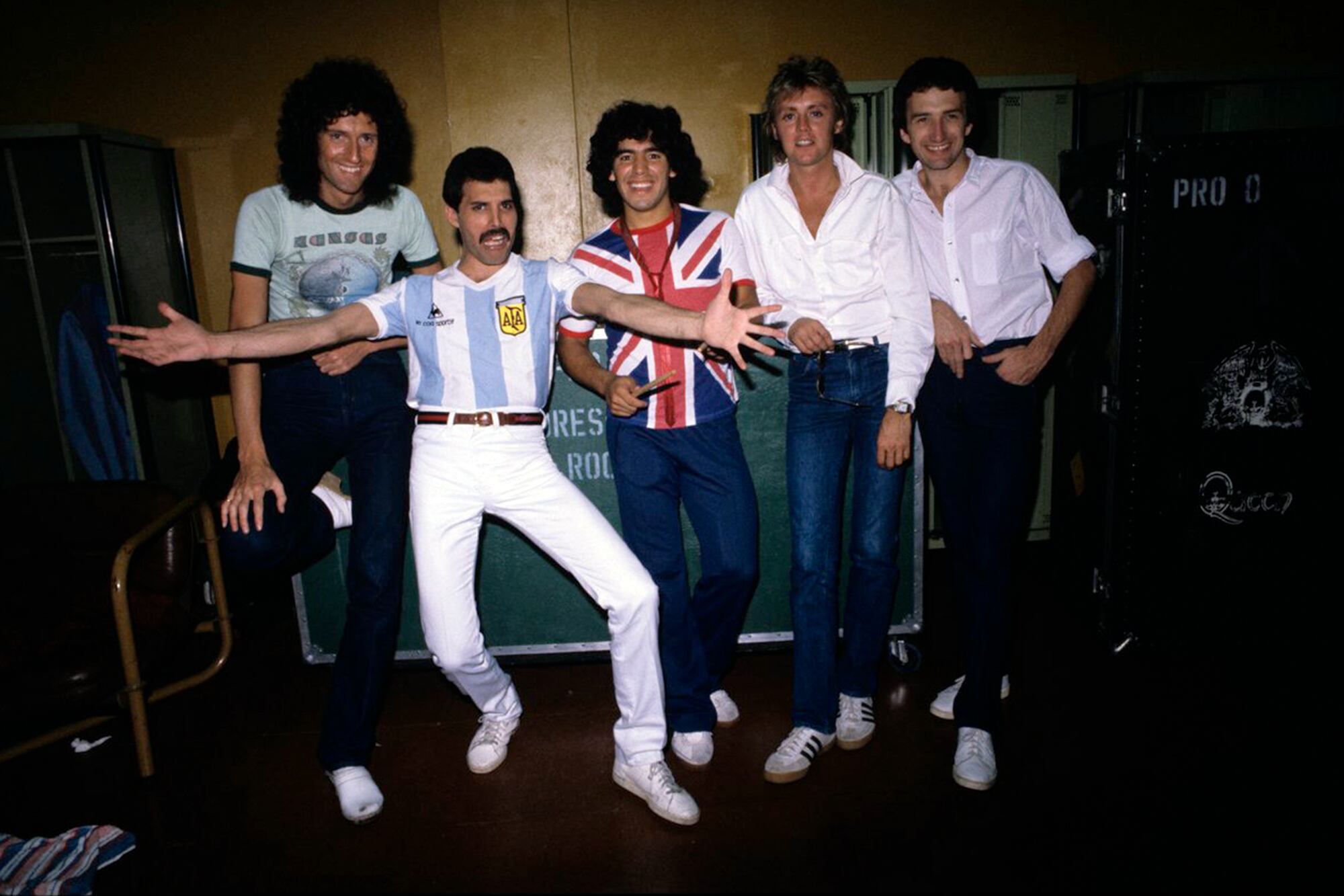 May, Mercury, Taylor y Deacon (integrantes de Queen) junto a un joven Maradona en 1981