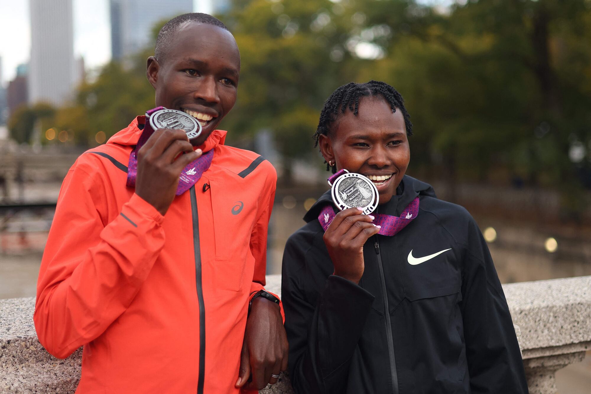 Todo para Kenia: John Korir y Ruth Chepngetich posan con las medallas de vencedoras de la maratón de Chicago (Photo by Michael Reaves / GETTY IMAGES NORTH AMERICA / Getty Images via AFP)