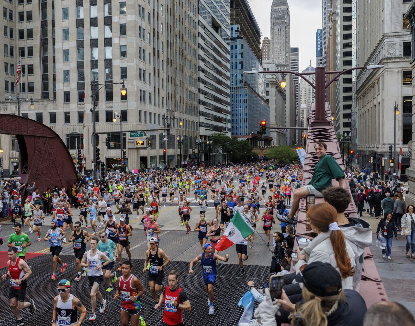 Cerca de 50.000 corredores participaron en la maratón de Chicago. (Armando L. Sanchez/Chicago Tribune via AP)