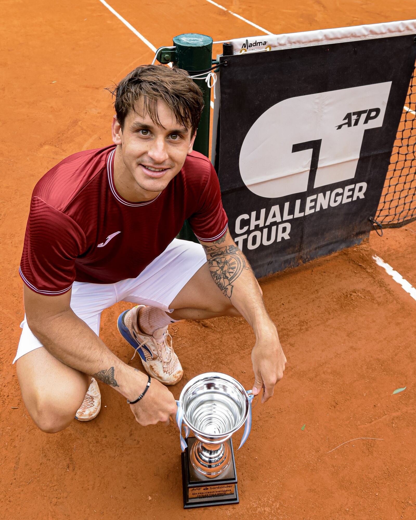 Camilo Ugo Carabelli, con el trofeo de campeón en Villa María