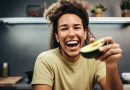 Por qué la avena es mejor para el hombre y el aguacate para la mujer en el desayuno, según estudio