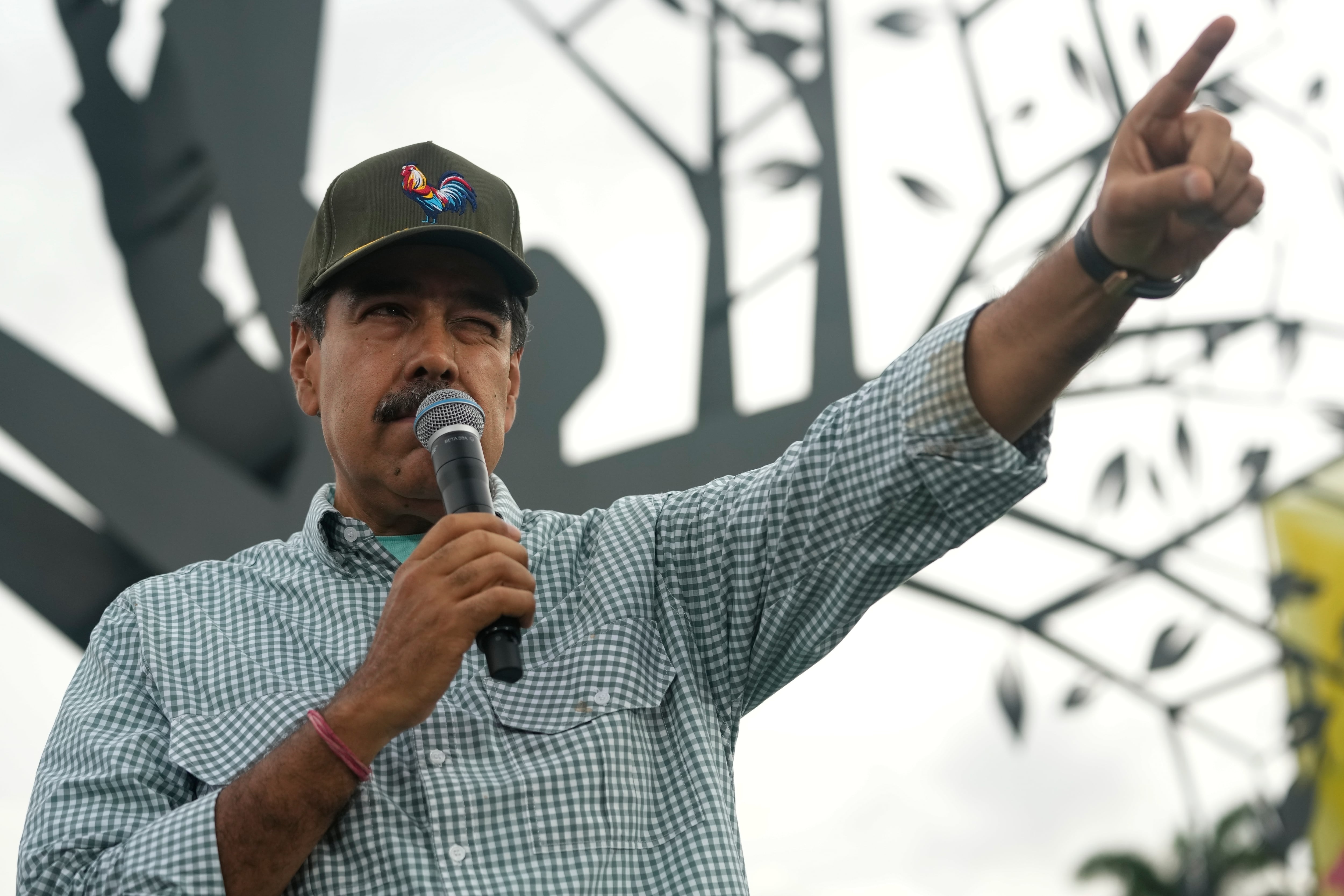 Imagen del dictador Nicolás Maduro, El chavismo impulsó una serie de pedidos de captura contra funcionarios argentinos del Poder Ejecutivo y del Judicial (AP Foto/Ariana Cubillos)