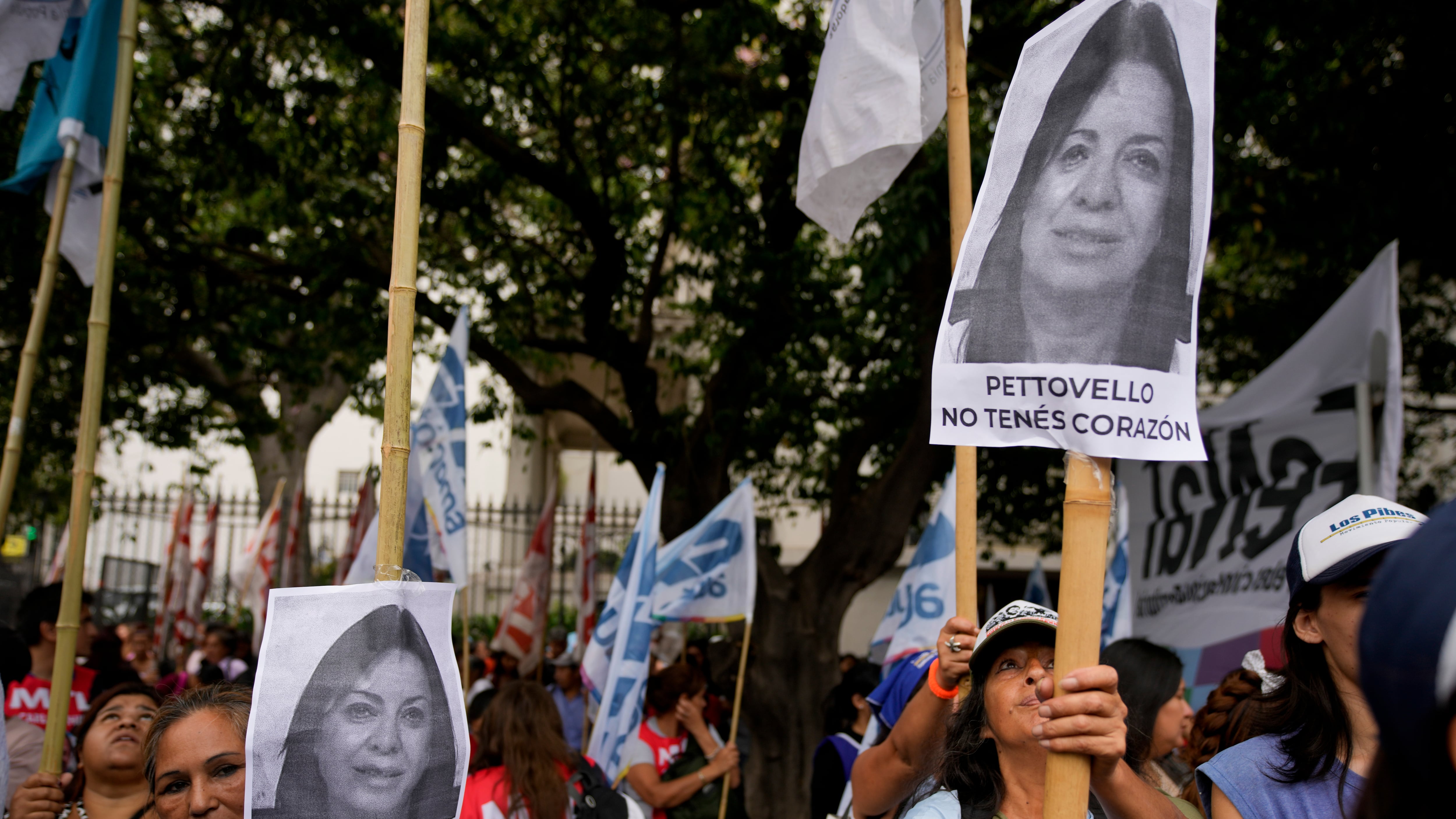 Los manifestantes sostienen fotografías de Sandra Pettovello, ministra de Capital Humano, afuera de la sede de su ministerio durante una protesta contra la escasez de alimentos en los comedores populares y contra las reformas económicas del gobierno en Buenos Aires (Archivo: AP)