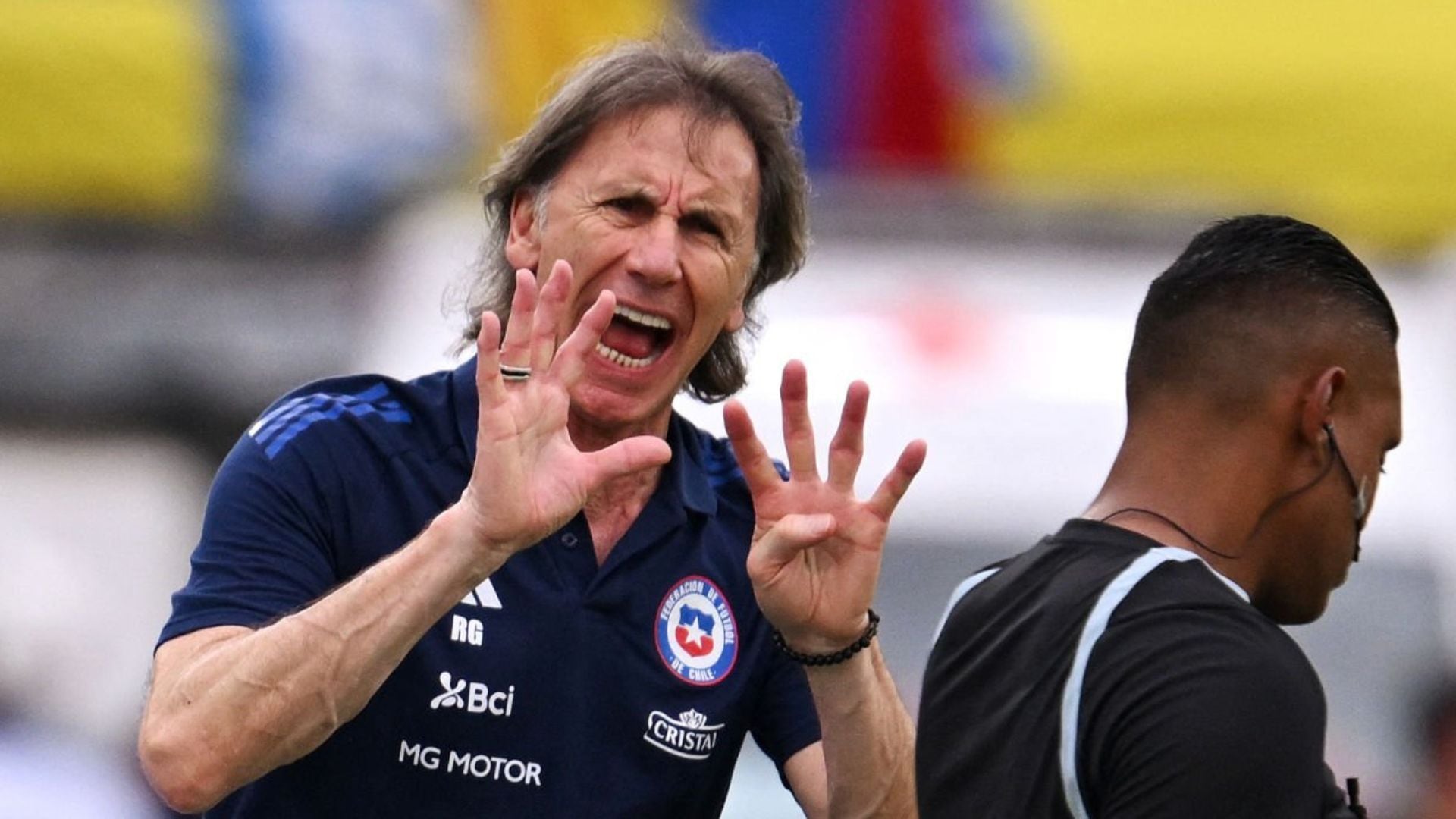 Ricardo Gareca desmintió que su continuidad en Chile haya corrido peligro tras goleada ante Colombia - Créditos: Getty Images.