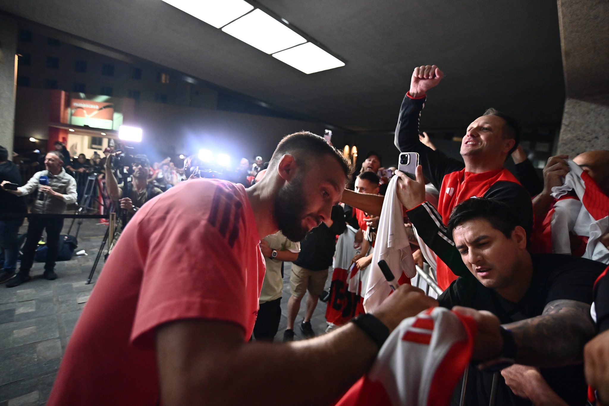 Germán Pezzella firma autógrafos a los fanáticos de River en la puerta del hotel (@RiverPlate)