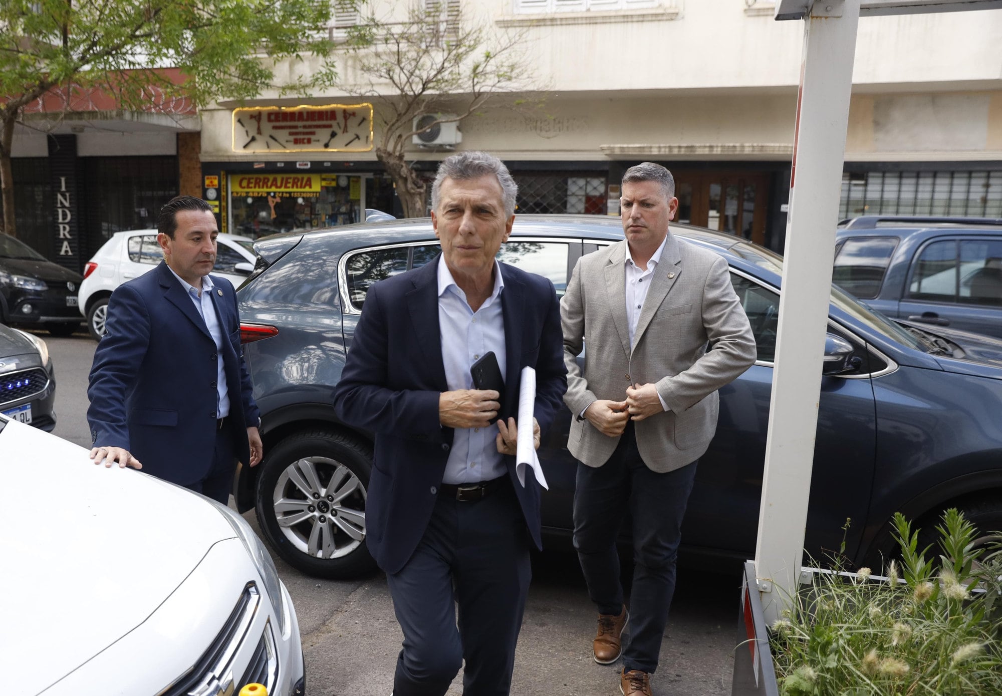 Mauricio Macri, ayer, en su llegada al restaurante Sarasa Negro, para una reunión con empresarios en Mar del Plata.