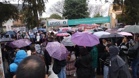 Los alumnos concentrados en la puerta de la UNGS (X: @polingirl)