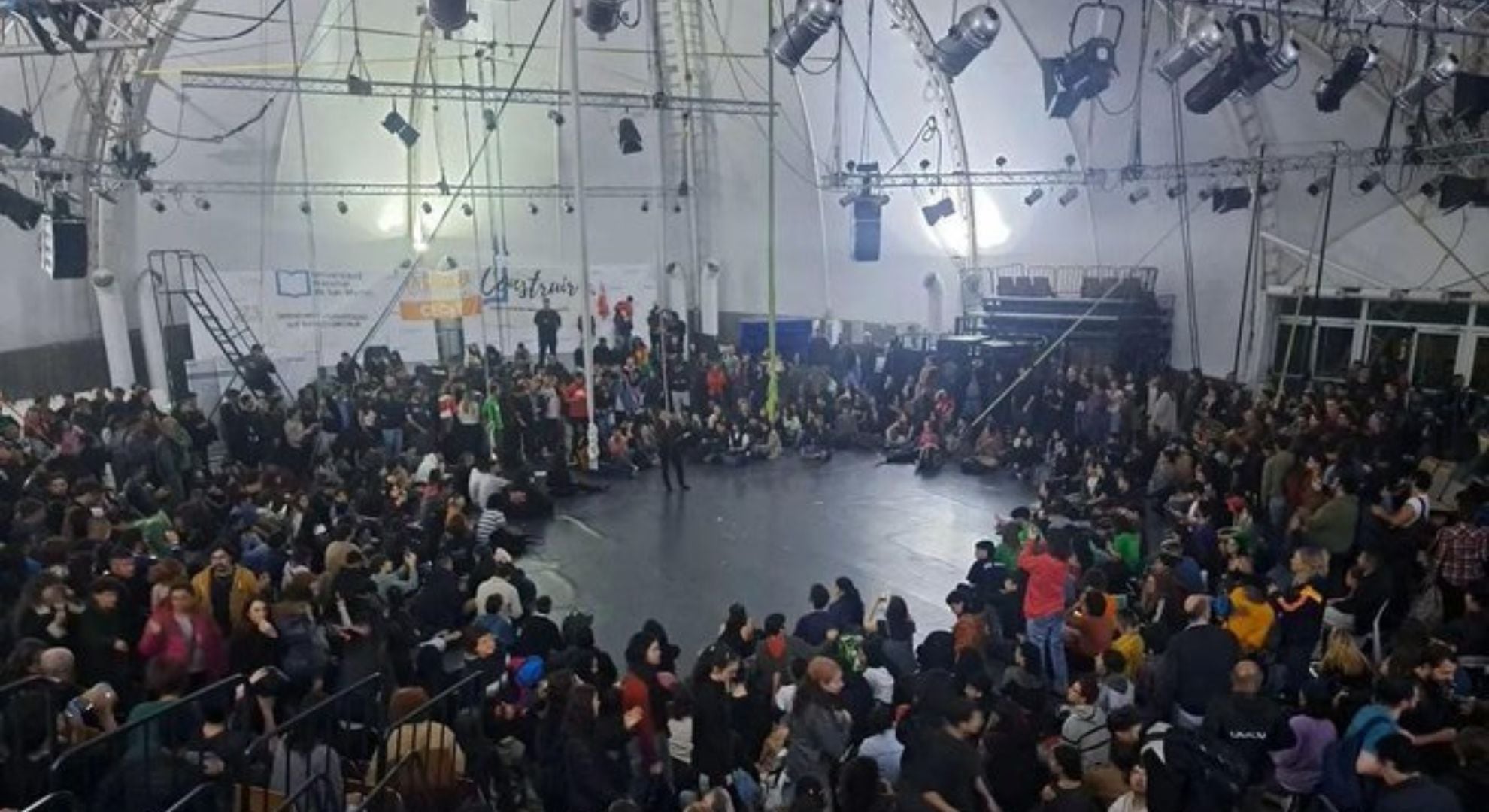 Los estudiantes de la UNSAM durante la asamblea que definió la continuidad de la toma (X: @eh_unsam)