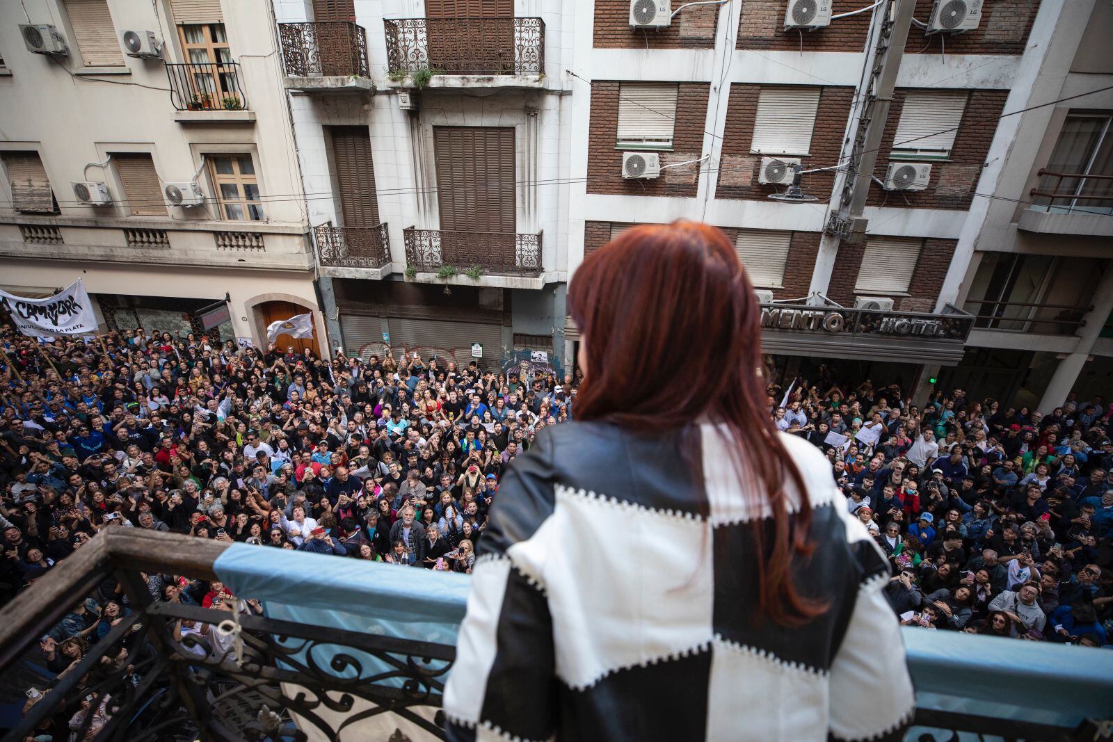 Cristina Kirchner siguió la marcha universitaria desde el Instituto Patria