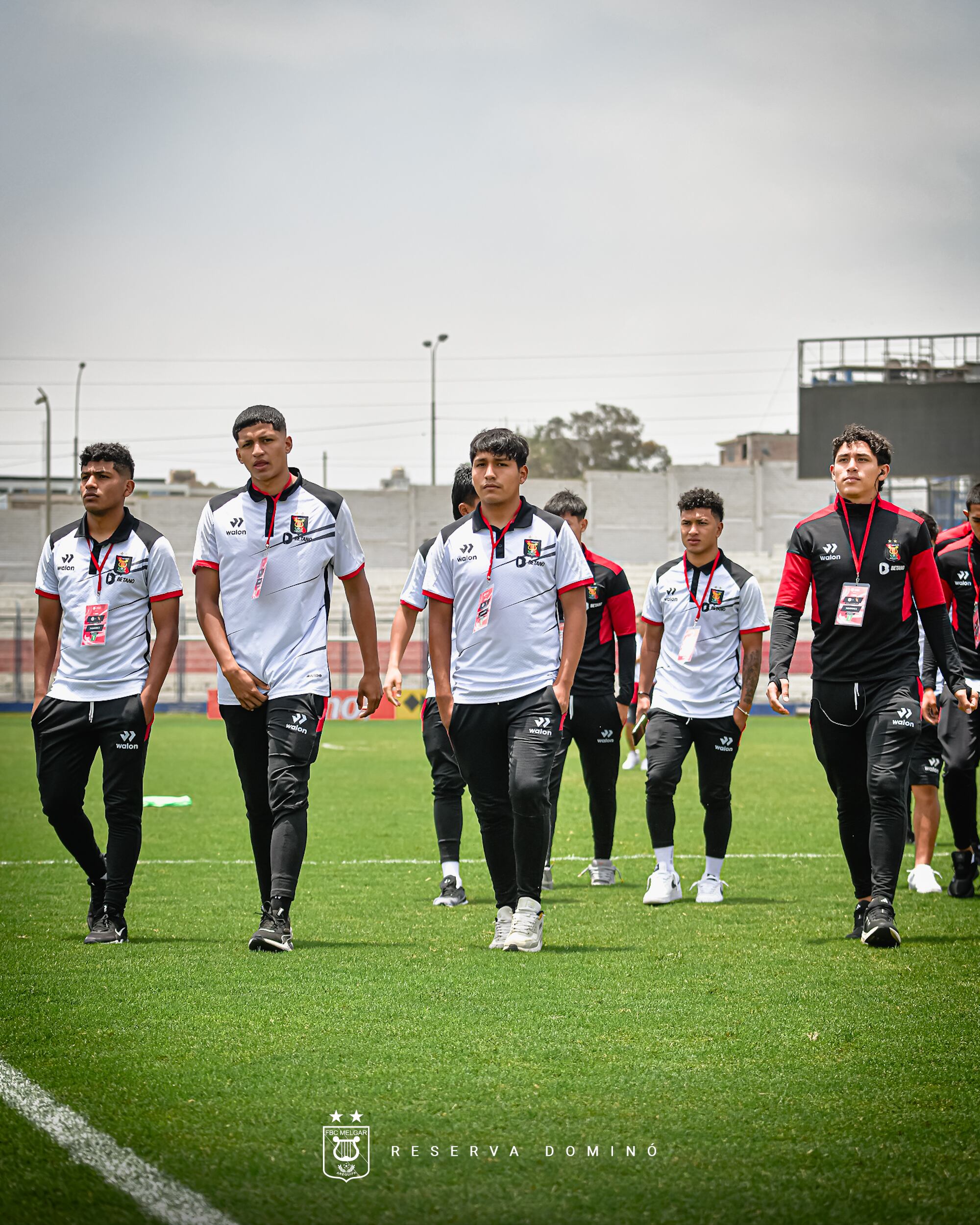 Jugadores de Melgar hicieron el reconocimiento del campo en el estadio Iván Elías Moreno.