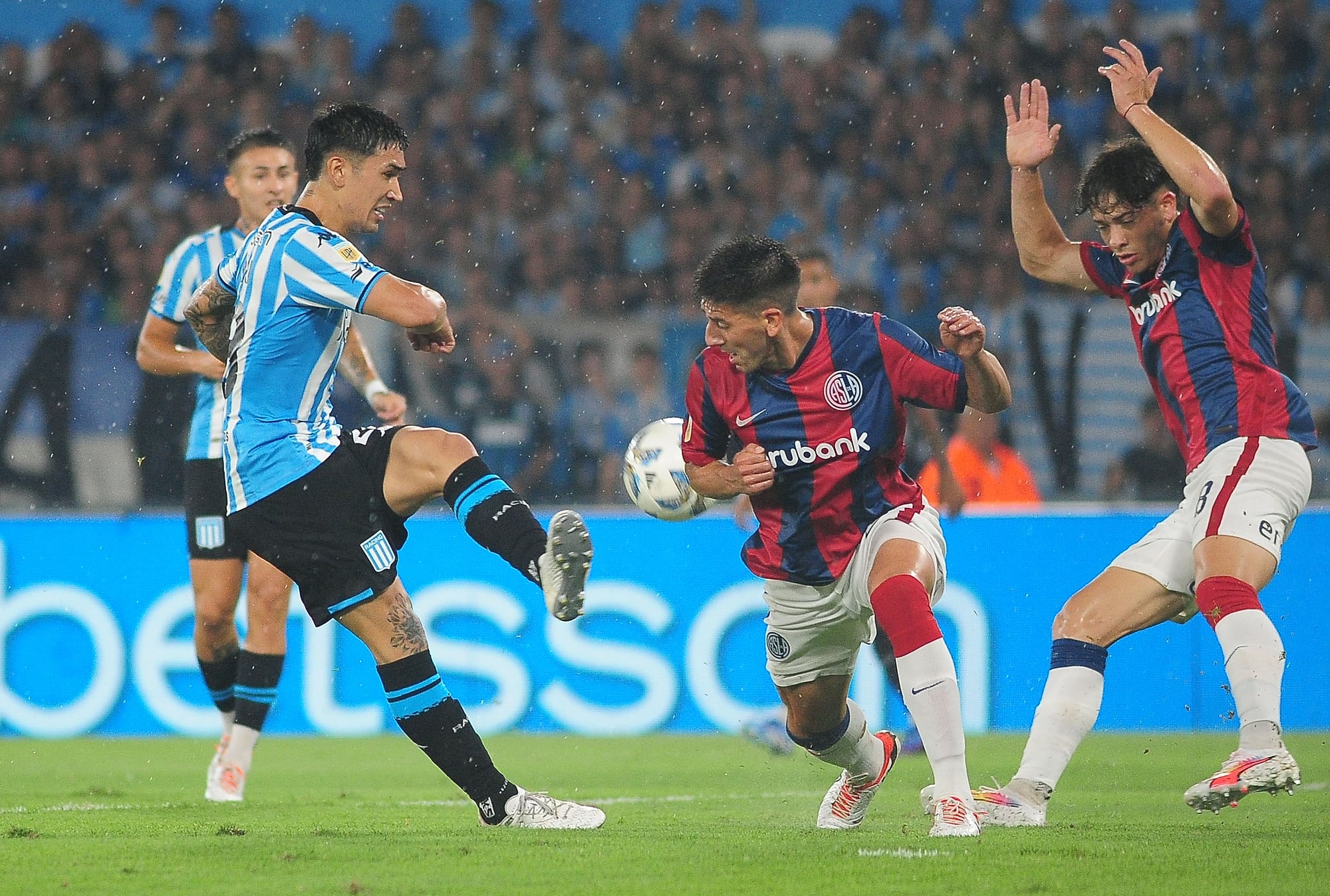 San Lorenzo y Racing volverán a jugar este domingo, y otra vez pueden hacerlo bajo lluvia, según los pronósticos.