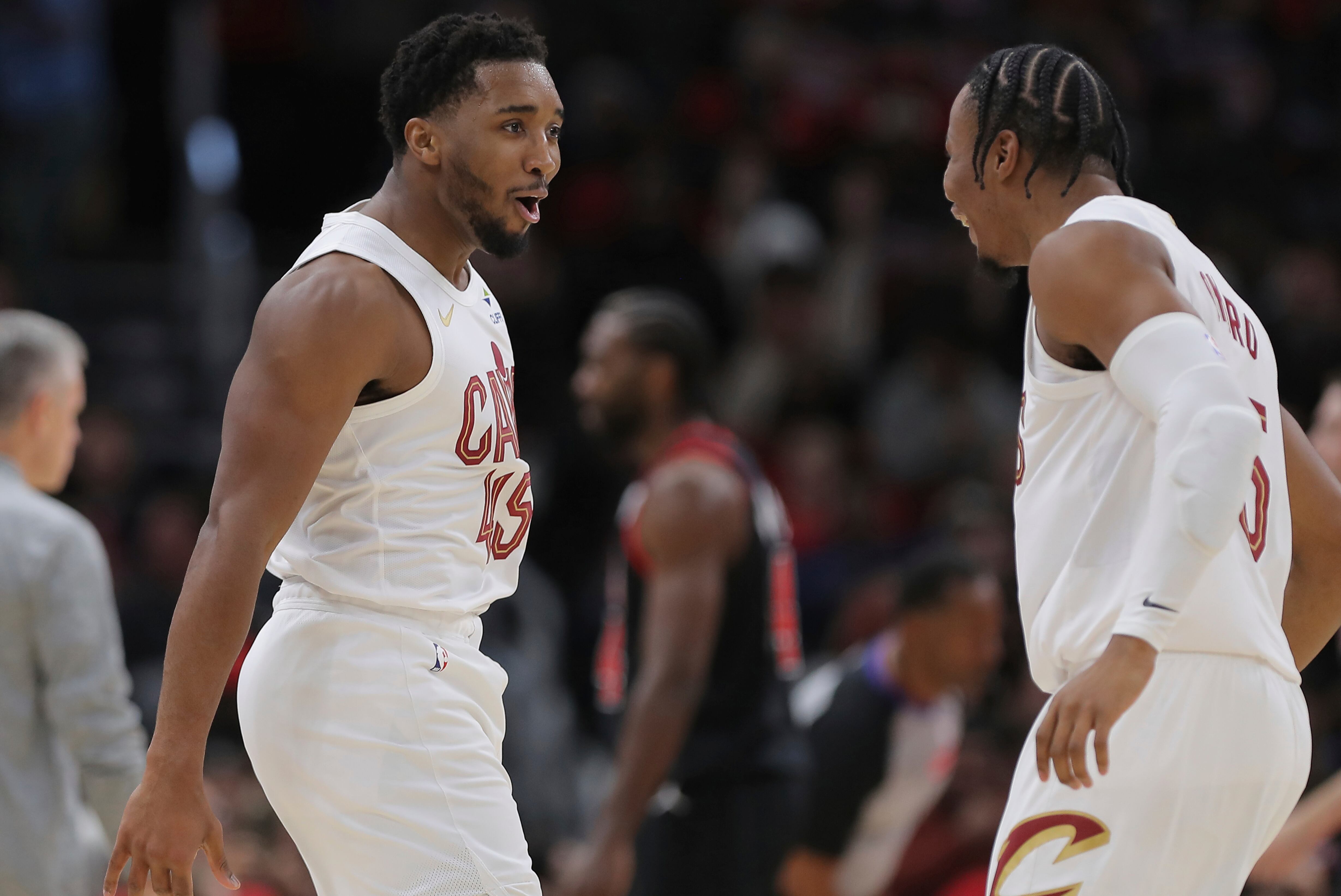 El base de los Cavaliers de Cleveland Donovan Mitchell celebgra con su compañero Isaac Okoro en el encuentro ante los Bulls de Chicago el lunes 11 de noviembre del 2024. (AP Foto/Melissa Tamez)