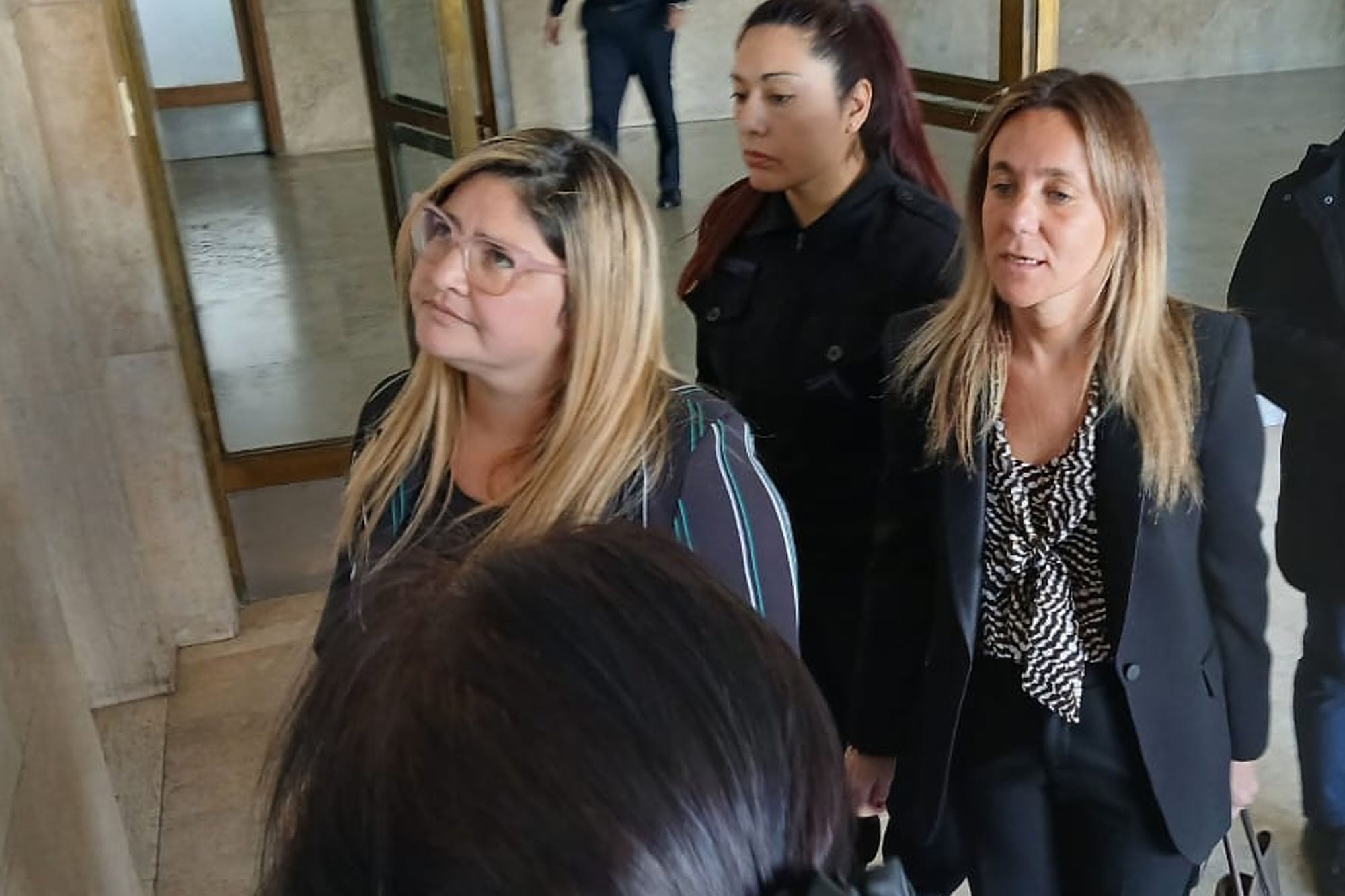 Tamara Yañez, la hermana de Fabiola Yañez, se retira de los tribunales de Comodoro Py junto a su abogada Mariana Gallego