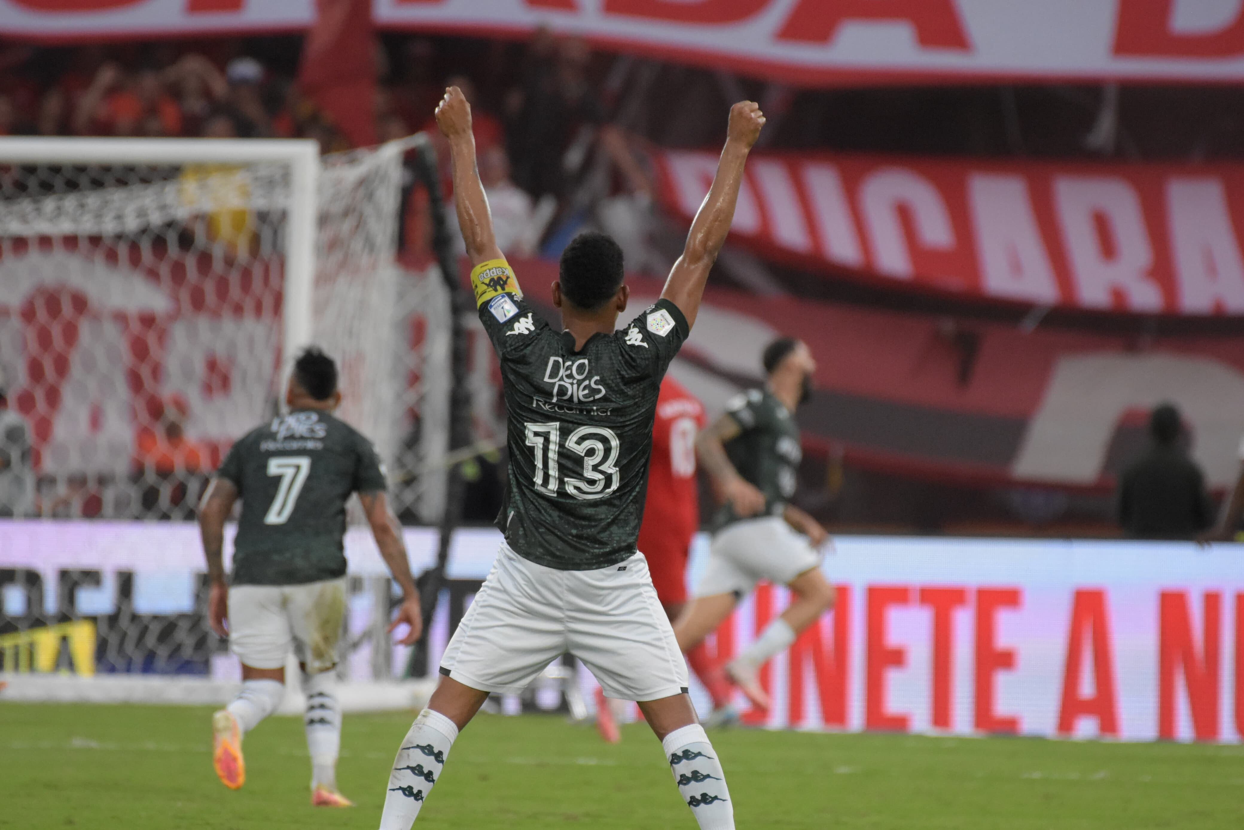 Alexander Mejía celebra el gol de José Caldera contra América de Cali en el clásico vallecaucano - crédito Colprensa