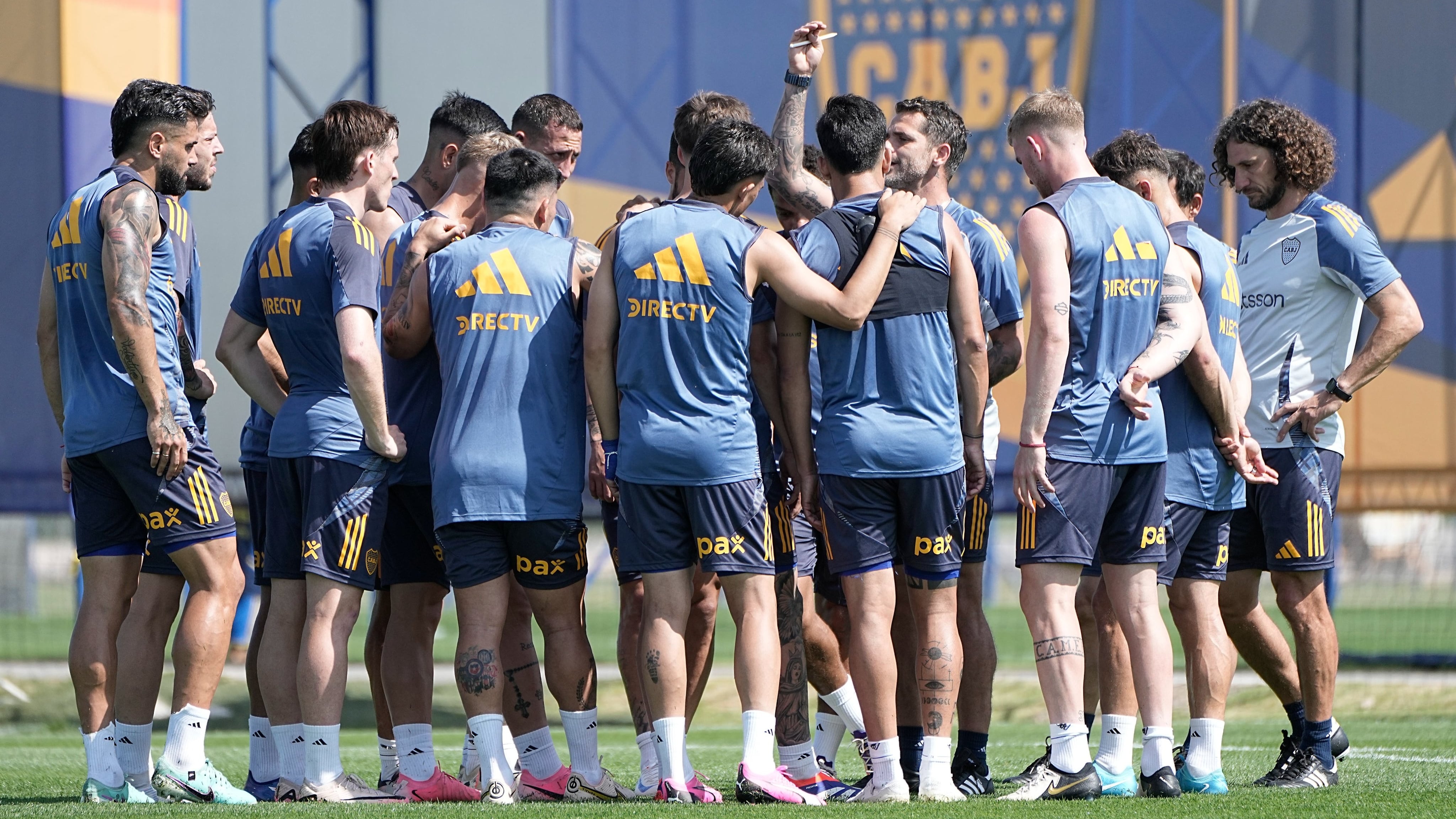 Gago y el plantel de Boca