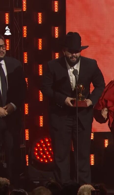 Gloria Estefan y Andy García entregan el premio a Carín León en la ceremonia de los Latin Grammy (Recorte)