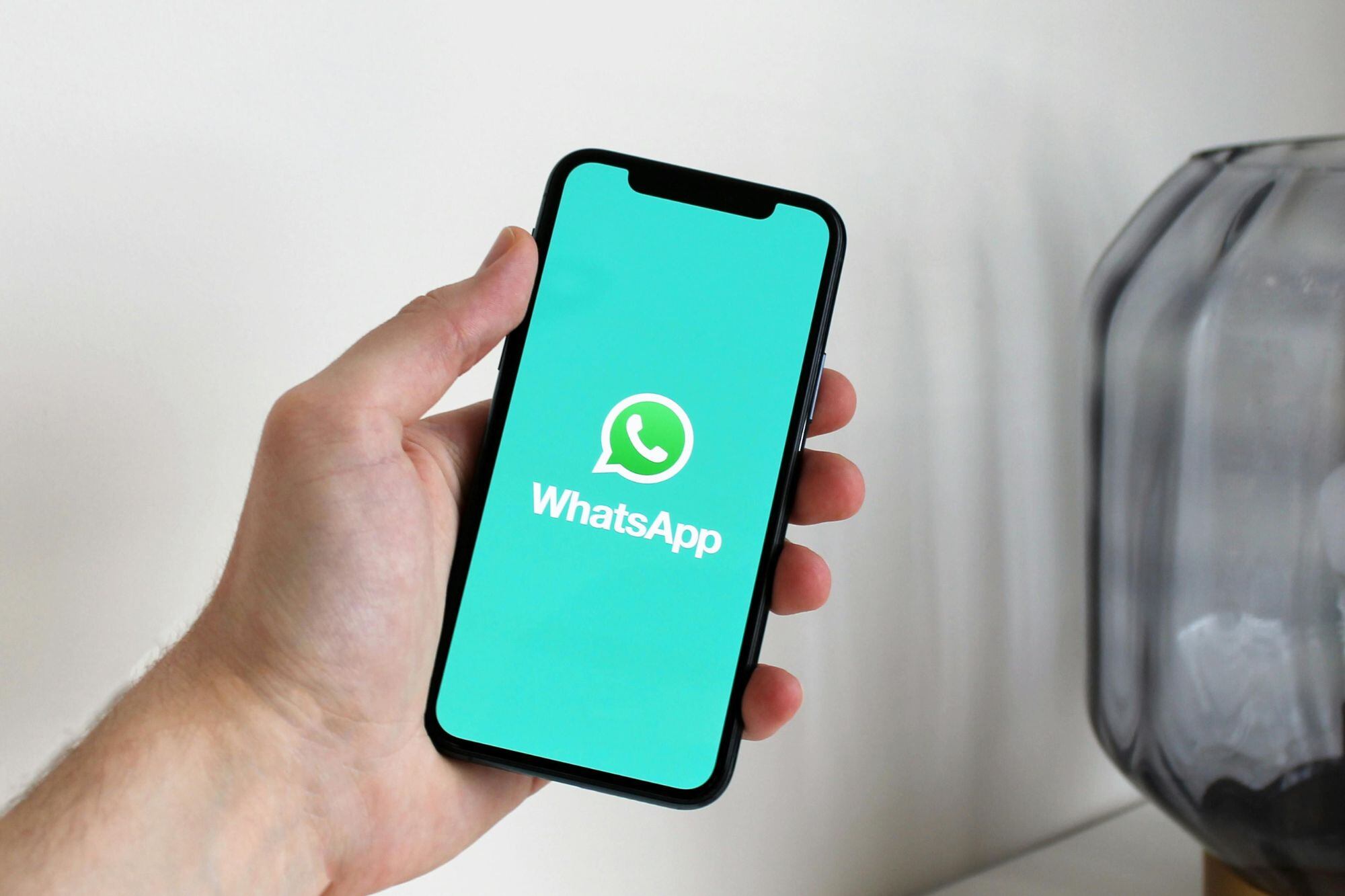 Los launchers permiten personalizar distintos aspectos de la pantalla del teléfono, lo que incluye el color del logo de Whatsapp, entre otras cosas