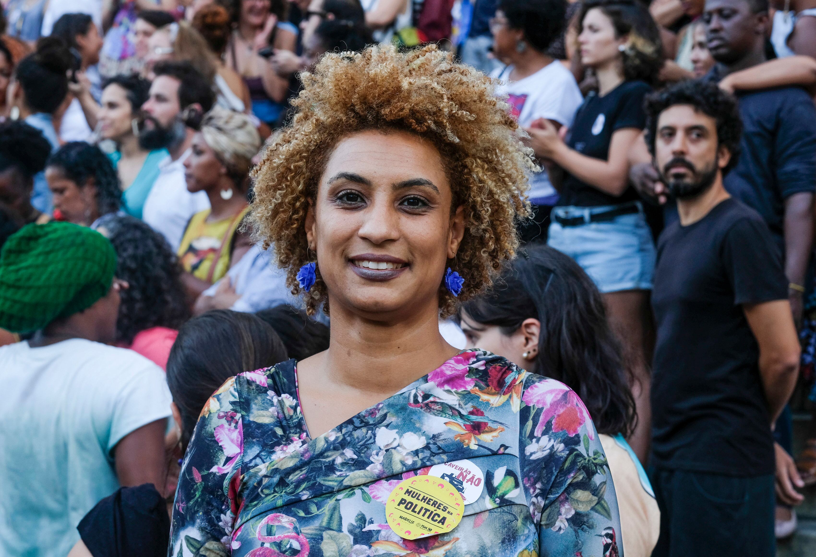 ARCHIVO - En esta imagen de archivo del 9 de enero de 2018, la concejal de Río de Janeiro Marielle Franco sonríe para la cámara en la plaza Cinelandia. (AP Foto/Ellis Rua, archivo)