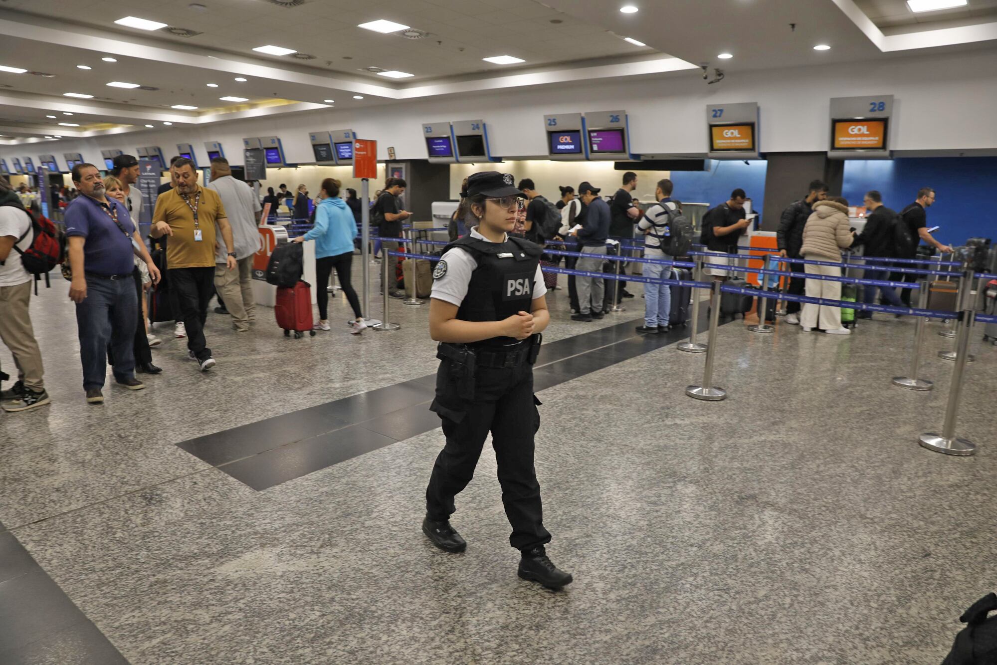 Tras el paro de ayer efectivos de prefectura y PSA patrullan el aeroparque Jorge Newbery, las actividades se desarrollan con normalidad