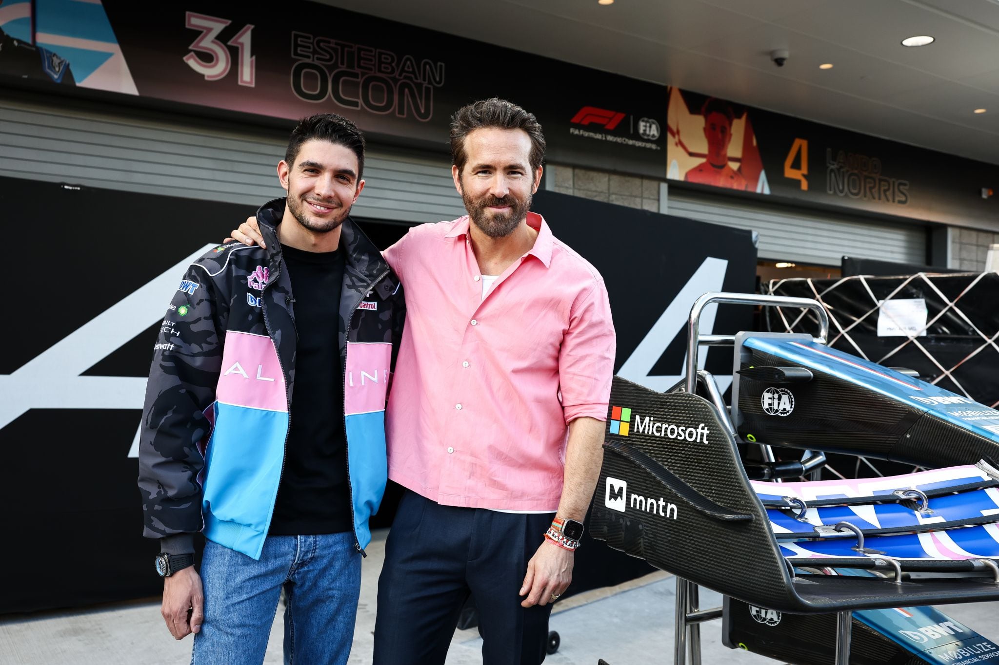 Esteban Ocon, piloto de Alpine, junto a Ryan Reynolds