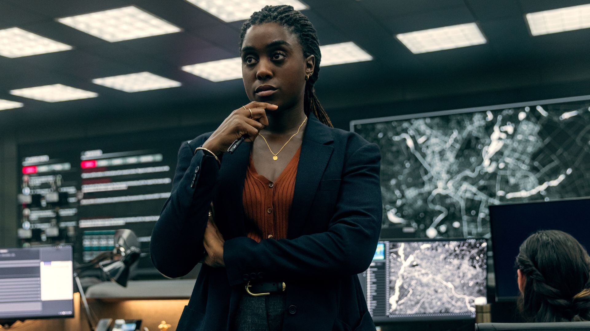 El personaje de Bianca, interpretado por Lashana Lynch, es una agente de MI6 que toma decisiones cuestionables para alcanzar sus objetivos (Marcell Piti/SKY/Carnival)