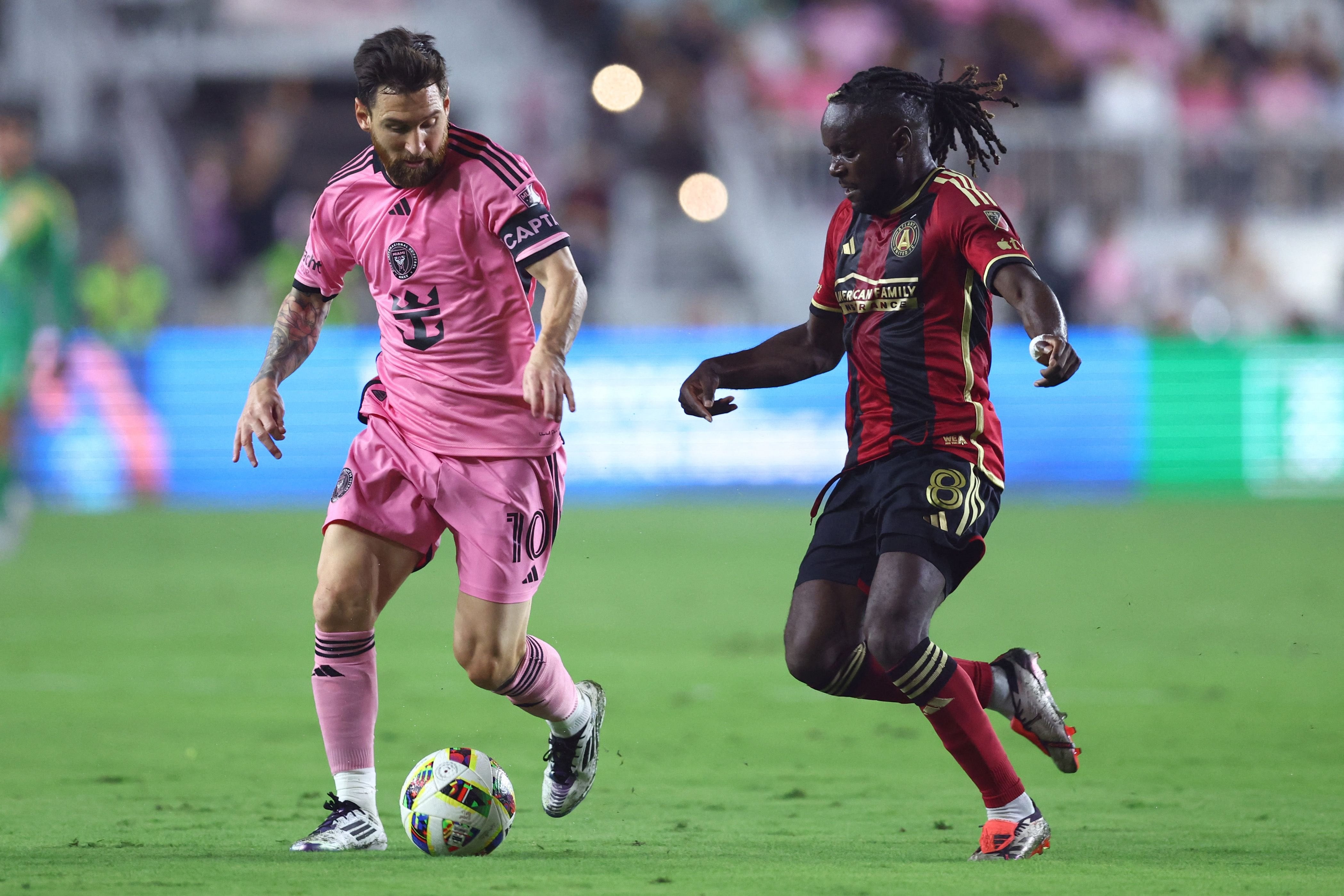 Lionel Messi maniobra con la pelota ante la marca de Tristan Muyumba, de Atlanta United