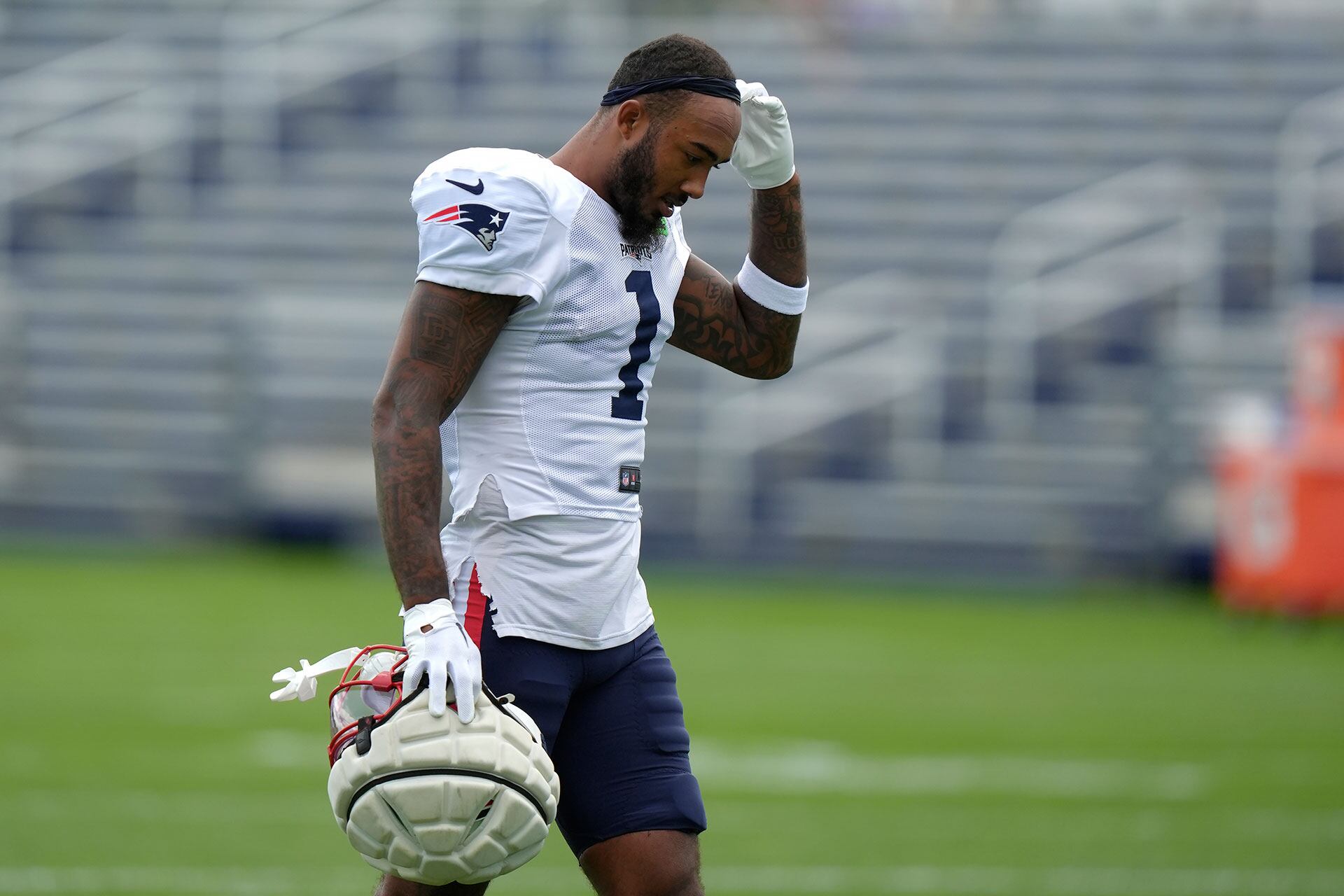 Ejemplos recientes en la NFL demostraron los riesgos de no identificar correctamente señales de conmoción tras impactantes lesiones en el campo (AP Photo/Steven Senne)