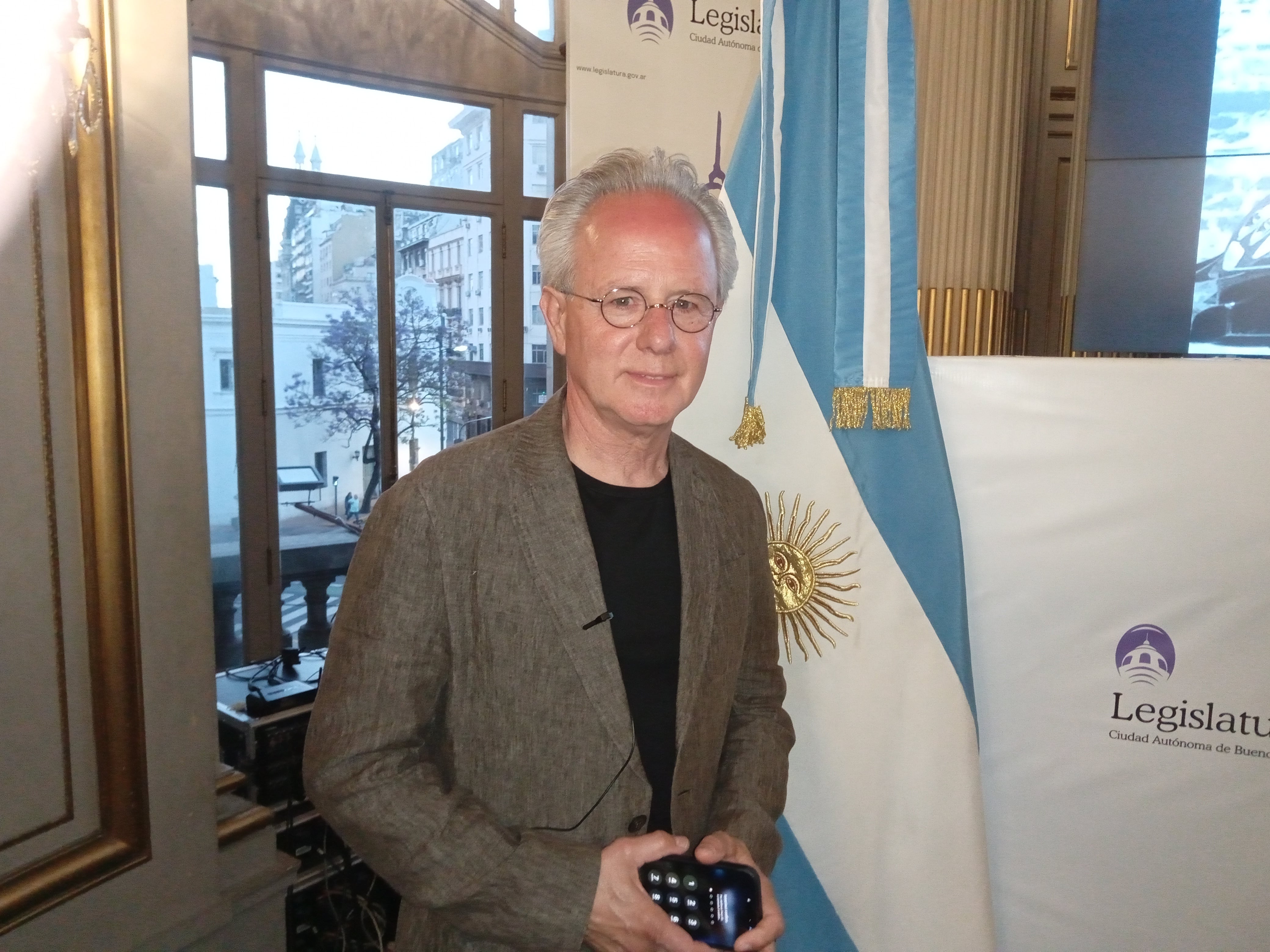 Horacio Pagani posa para Infobae luego del reconocimiento en la Legislatura Porteña