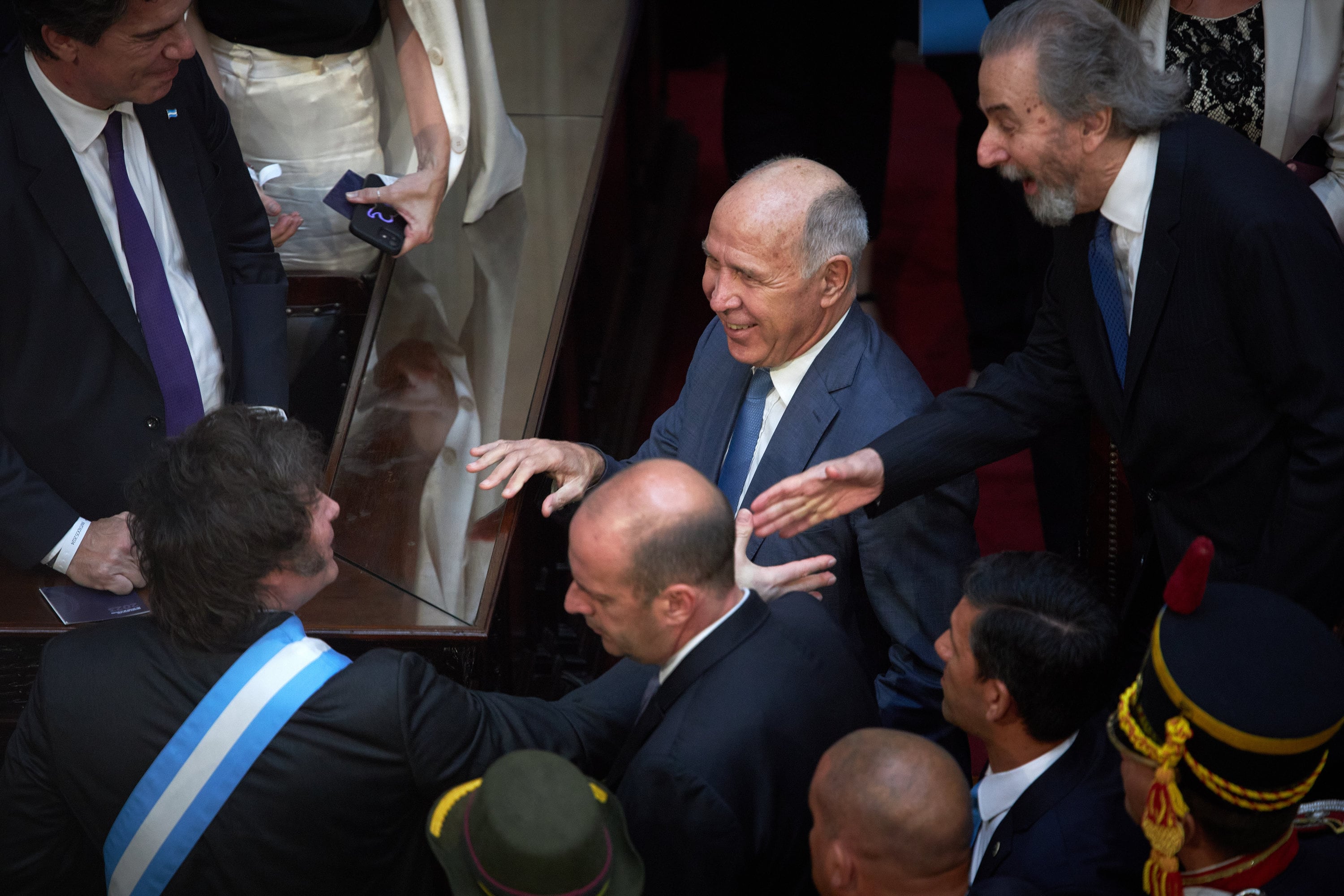 Los integrantes de la Corte Suprema, Lorenzetti y Maqueda saludan a Milei al irse del Congreso, el 1° de marzo