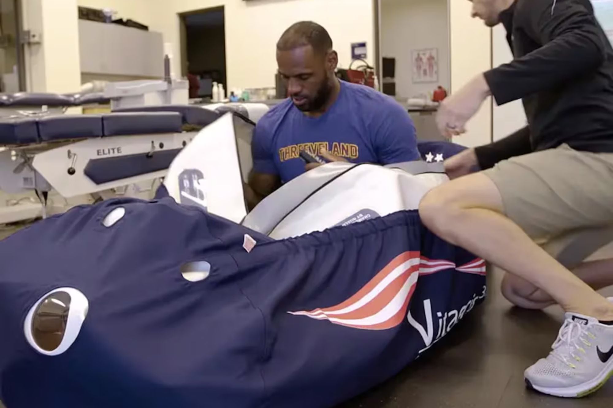 LeBron James haciendo su tratamiento de biohacking en una cámara hiperbárica