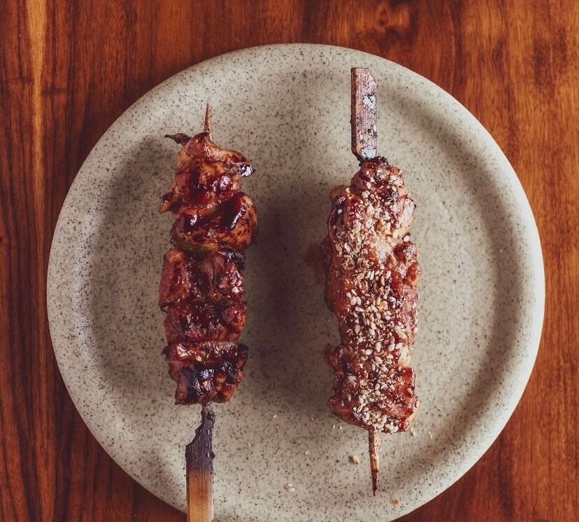 Dos versiones de yakitori.