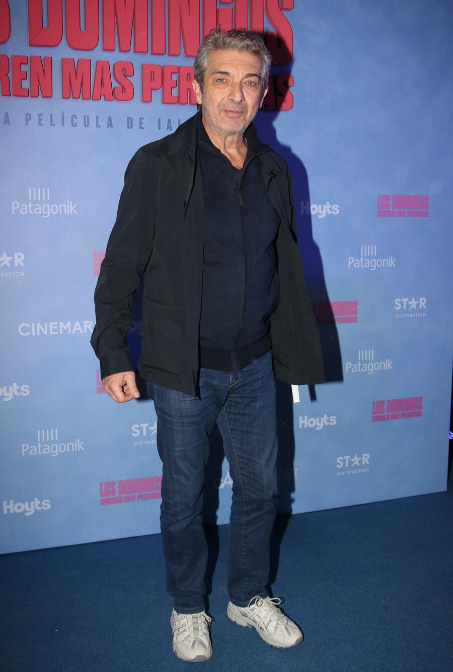 Ricardo Darín fue uno de los famosos que disfrutó del exclusivo preestreno de Los domingos mueren más personas, el segundo film de Iair Said que cuenta la historia de David, un joven judío de clase media, corpulento, homosexual y con miedo a volar, que vuelve a Buenos Aires desde Europa, por el fallecimiento de su tío. Aquí, se entera de que su madre ha decidido desconectar el respirador de su padre, lo único que lo mantiene vivo desde hace años