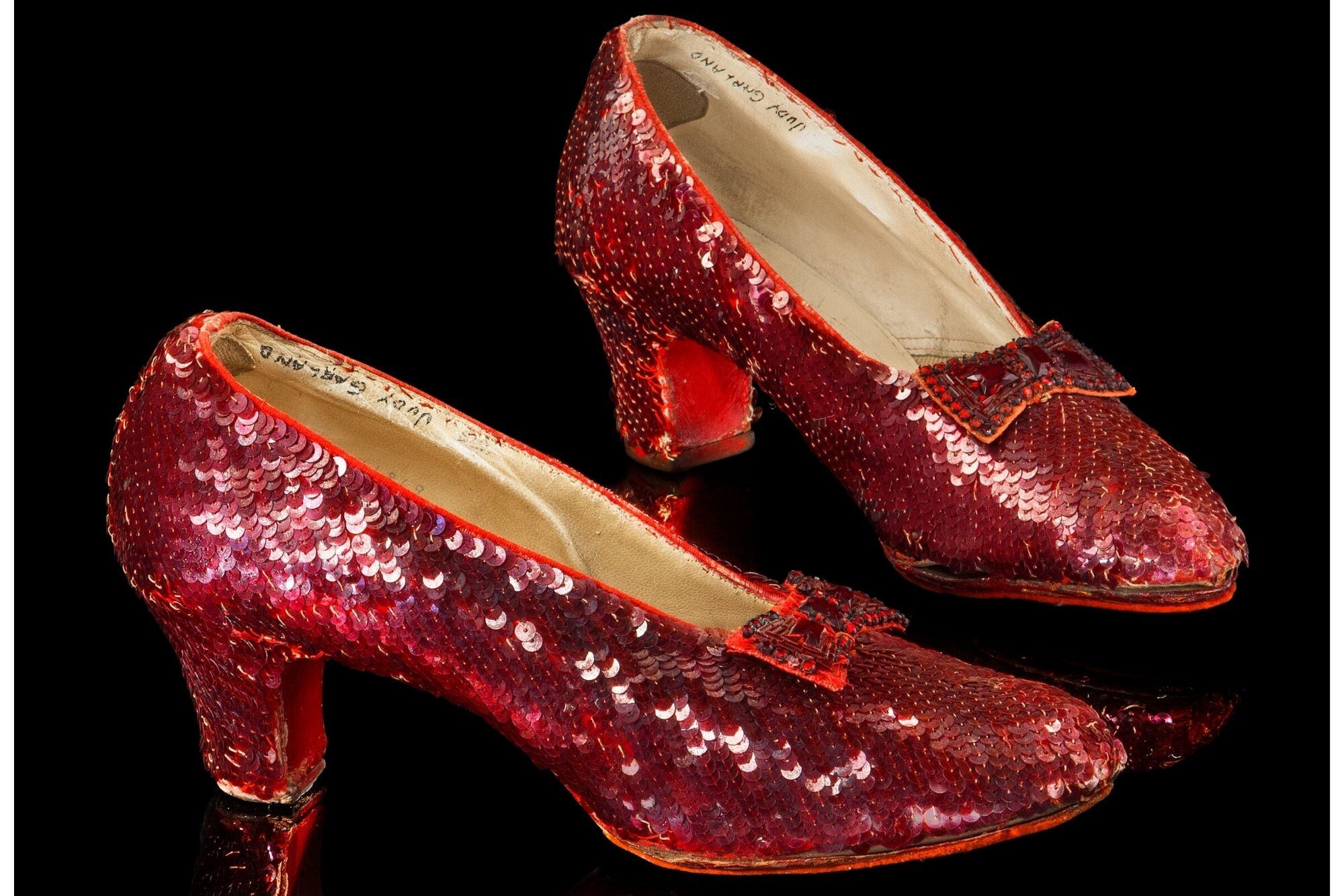 En el forro interior de piel de cabrito blanco de ambos zapatos está inscrito el nombre “Judy Garland” escrito cuidadosamente con tinta negra. (Heritage Auctions)