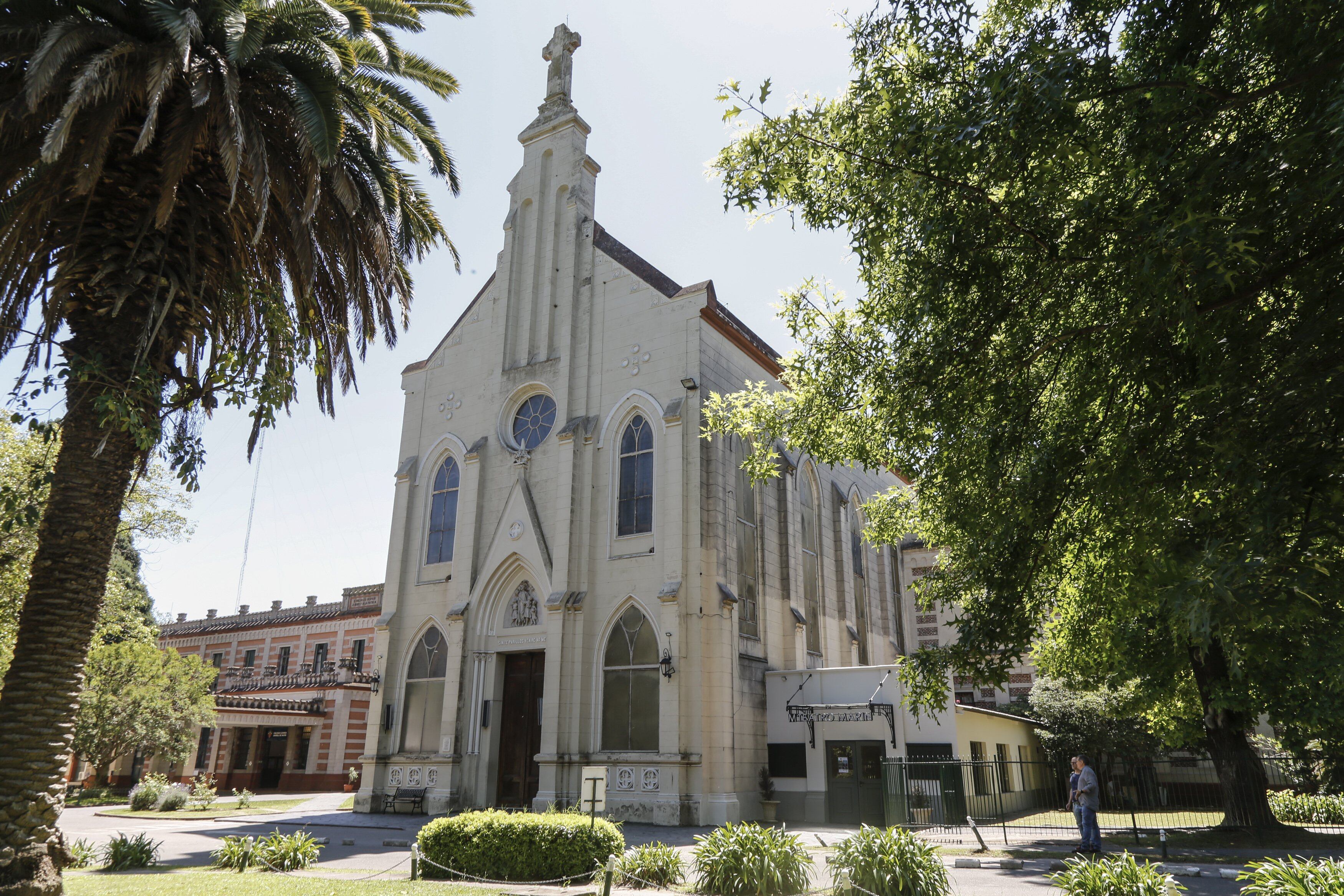 De izquierda a derecha, el ingreso al Colegio Marín, su iglesia y la entrada a la sala que durante cinco años gestionará Gustavo Ferrari