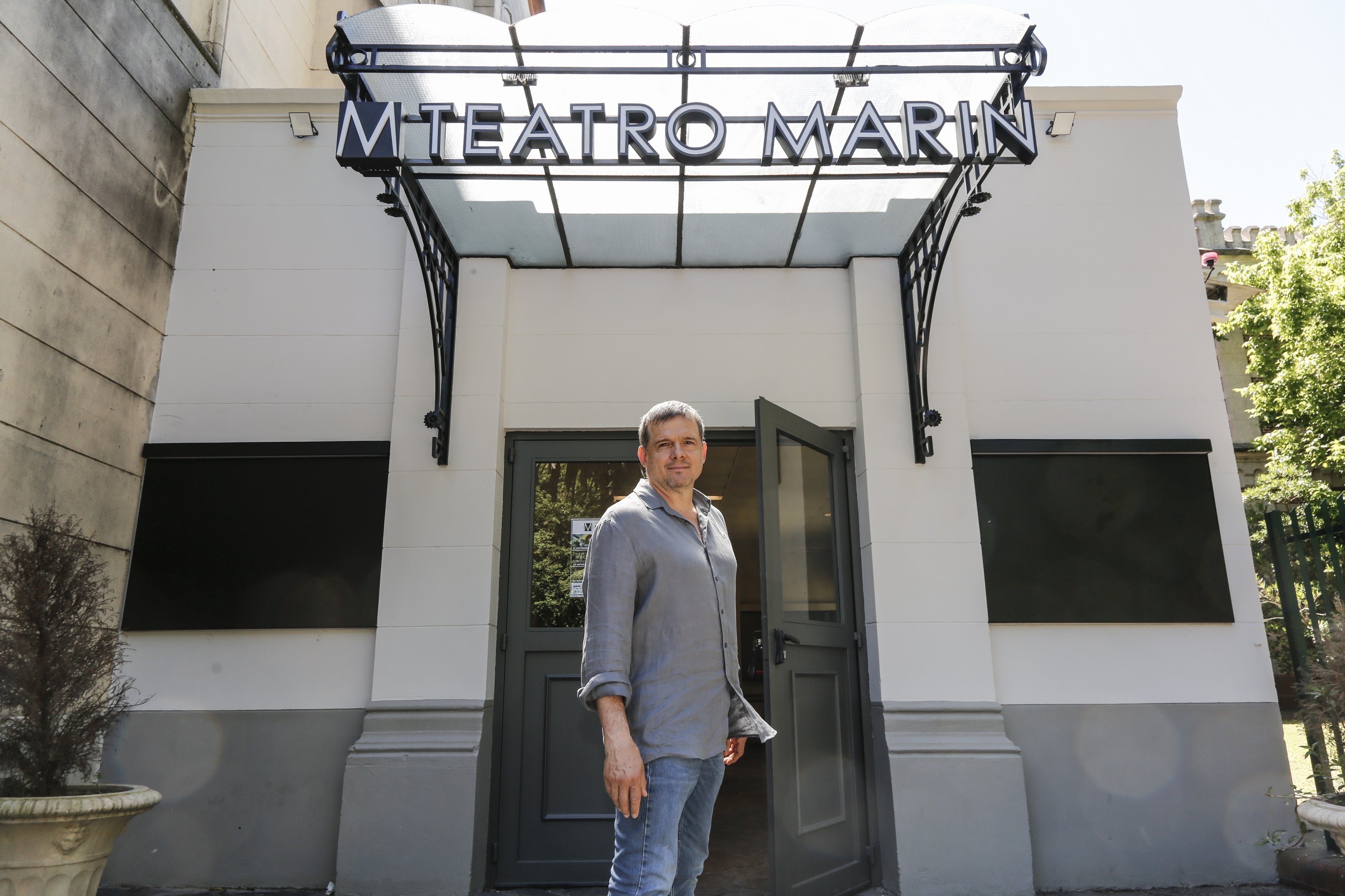 El actor y productor Gustavo Ferrari, frente a la sala con más de 800 butacas en el Colegio Marín que gerenciará por los próximos años