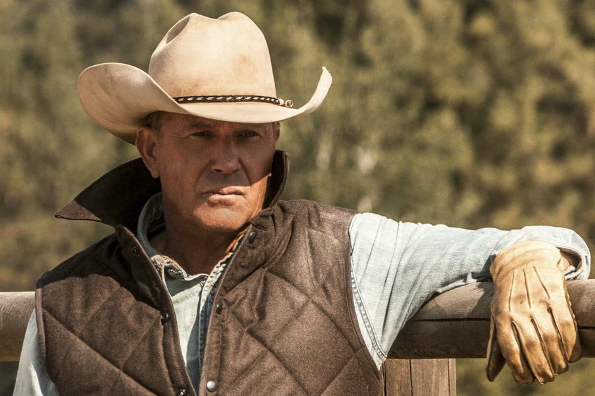 Kevin Costner como el patriarca John Dutton en la serie Yellowstone, con la que Horizon tiene muchos puntos de contacto