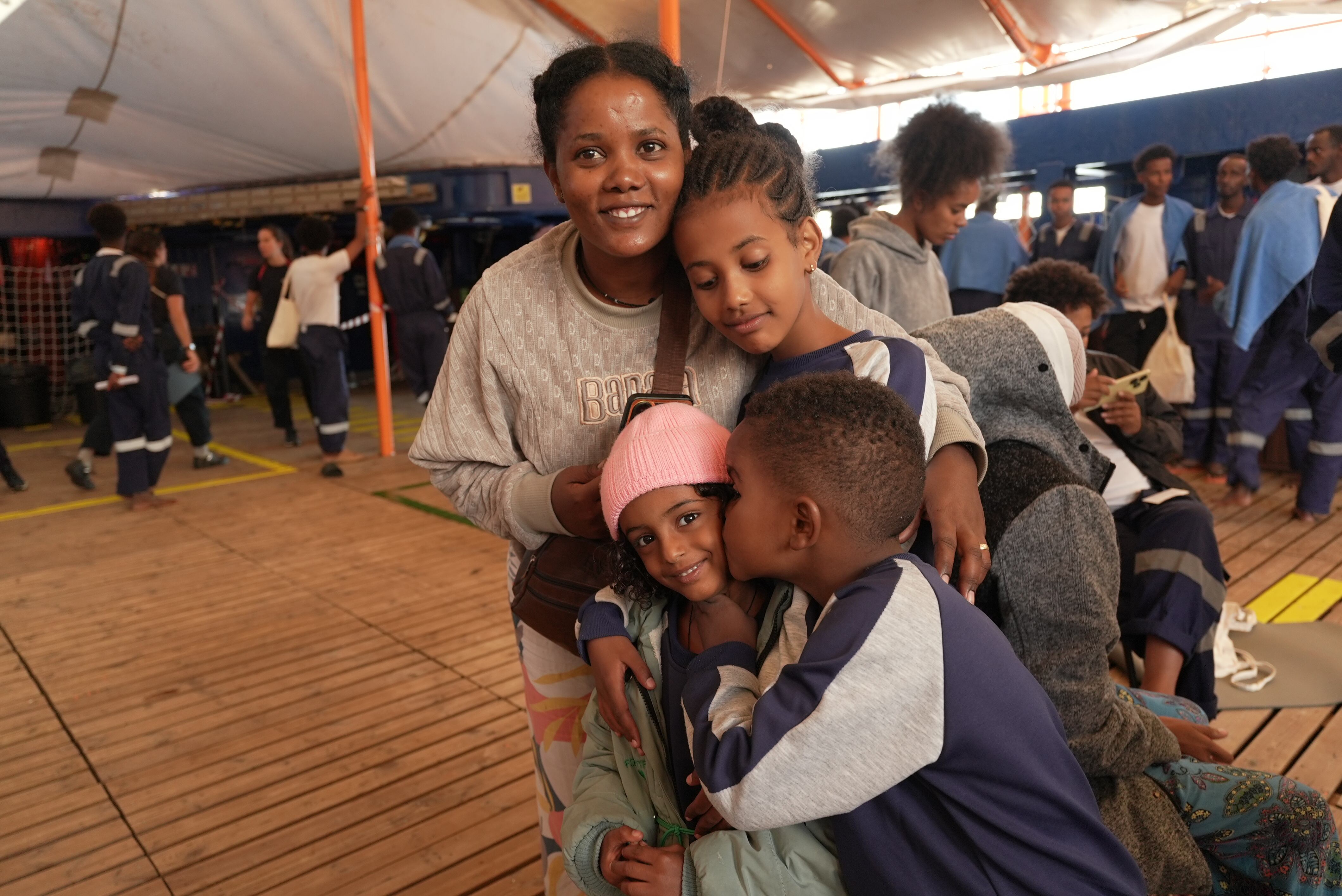 Parte de los refugiados que fueron rescatados por el barco Solidaire de la ONG de Enrique Piñeyro