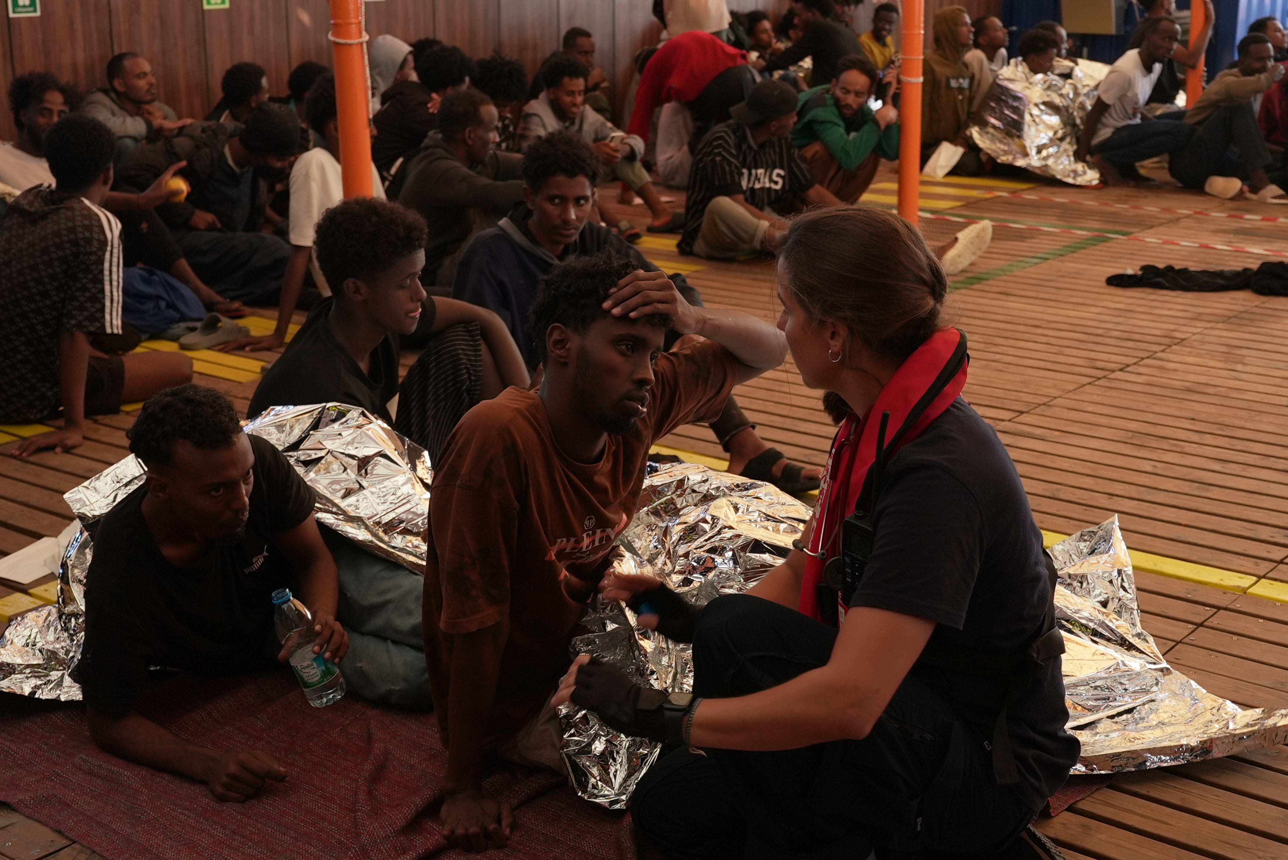 Los migrantes rescatados llegaron al puerto de Nápoles a bordo del Solidaire