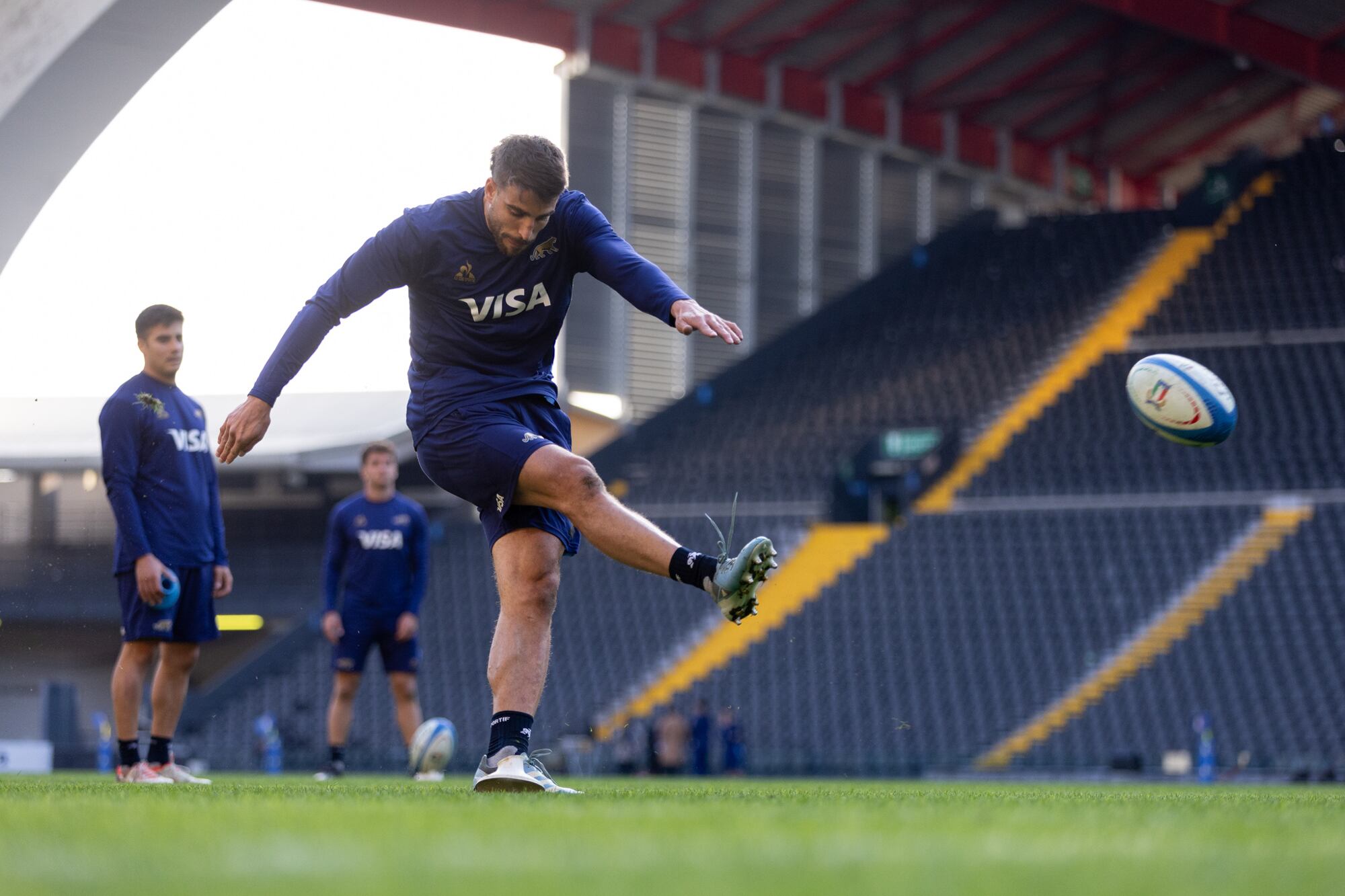 Juan Cruz Mallía patea la pelota durante el Captains Run, antes del partido entre Italia y Argentina, en Udine