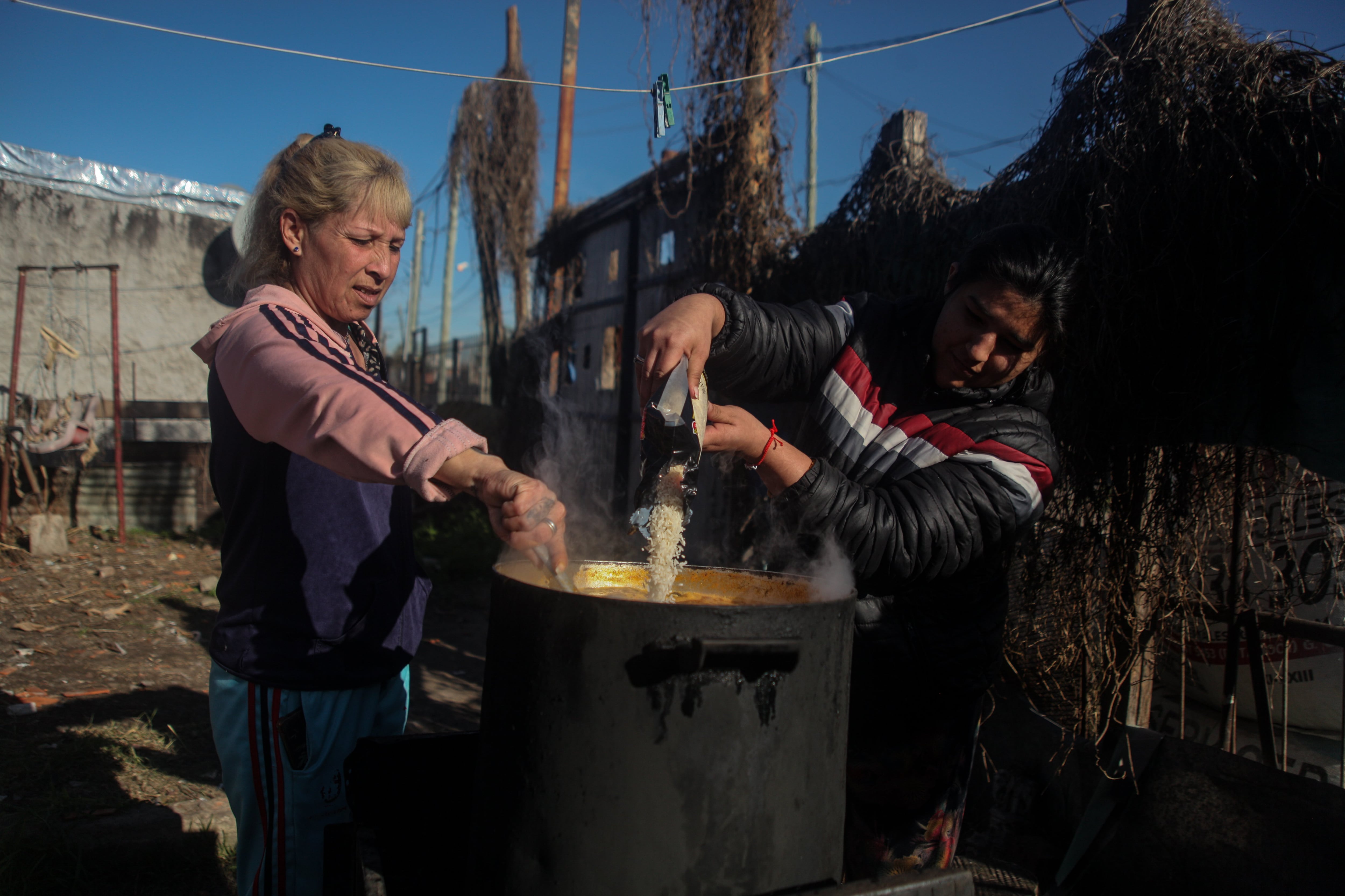 Comedor El arroyito, que debido a la falta de asistencia estatal solamente pueden preparar viandas para los vecinos del barrio una vez a la semana. 